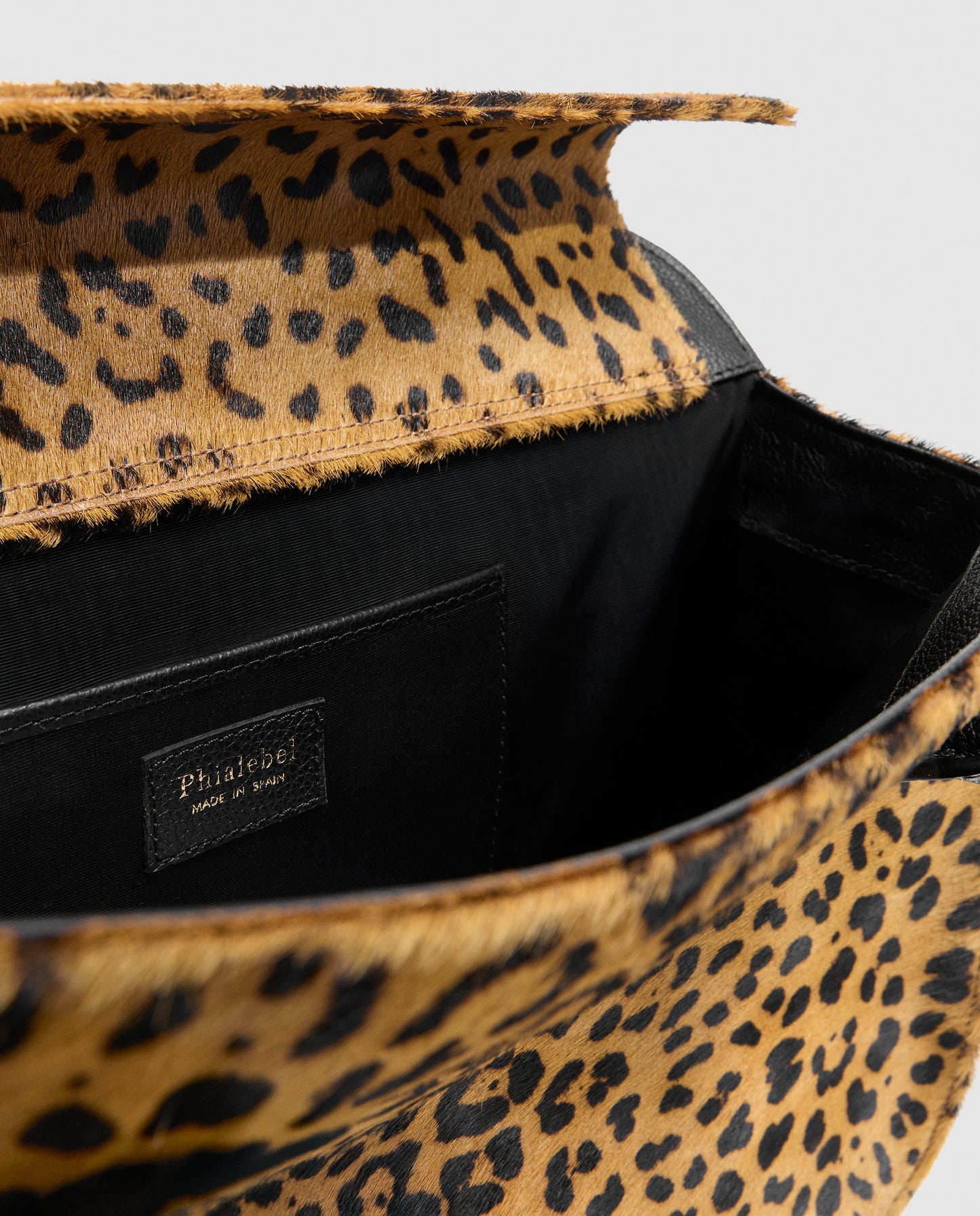 Tote con pelo vacuno es estampado de leopardo camel