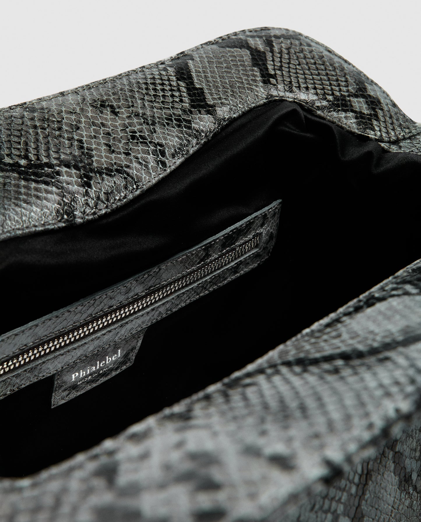 Bolso de hombro en piel gris con acabado efecto serpiente