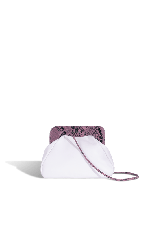 Bolso de piel blanco de Phialebel con boquilla morada. Hecho en España