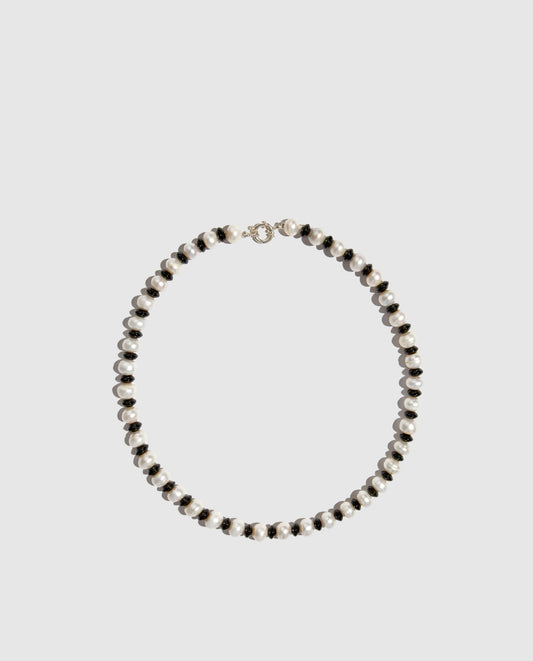 Collar de perlas y onix. Hecho artesanalmente en España.