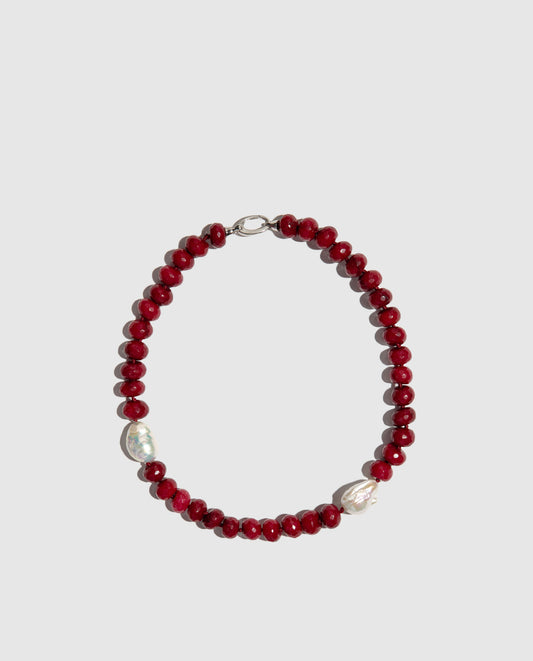 Collar de jade rojo  y perla madre. Hecho artesanalmente en talleres