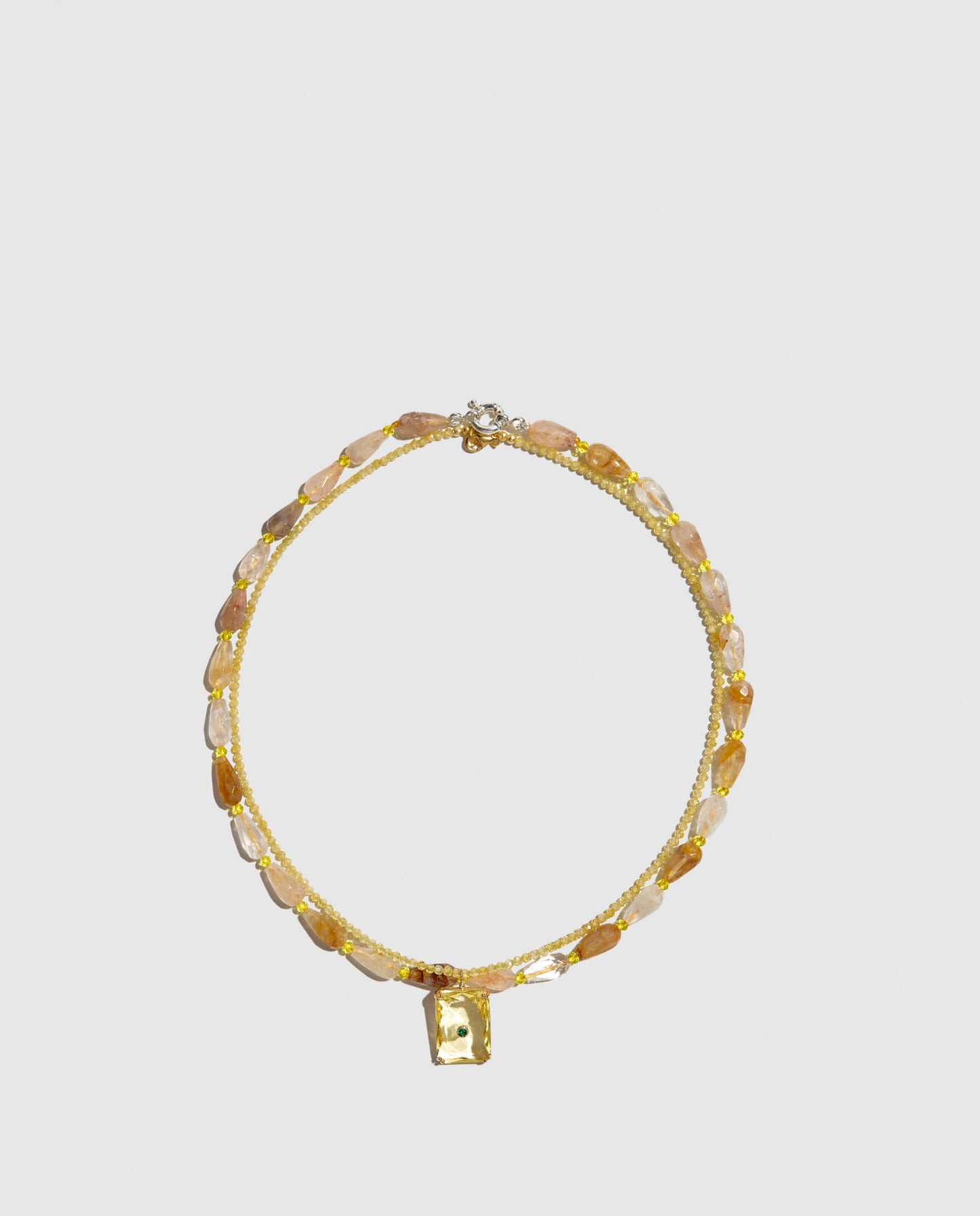 Colgante de cuarzo amarillo con collar de cristal. Hecho artesanalmente