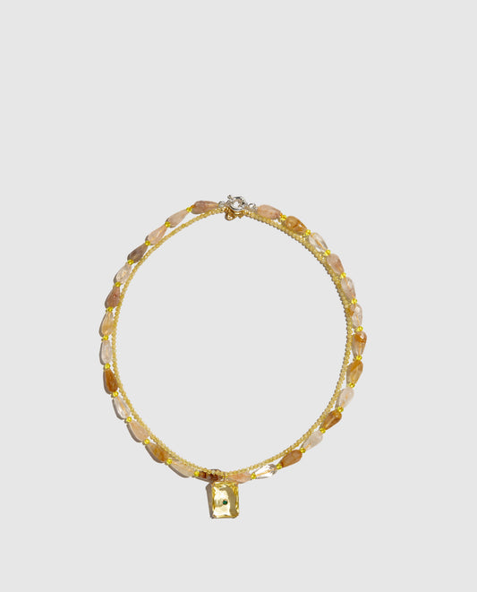 Colgante de cuarzo amarillo con collar de cristal. Hecho artesanalmente