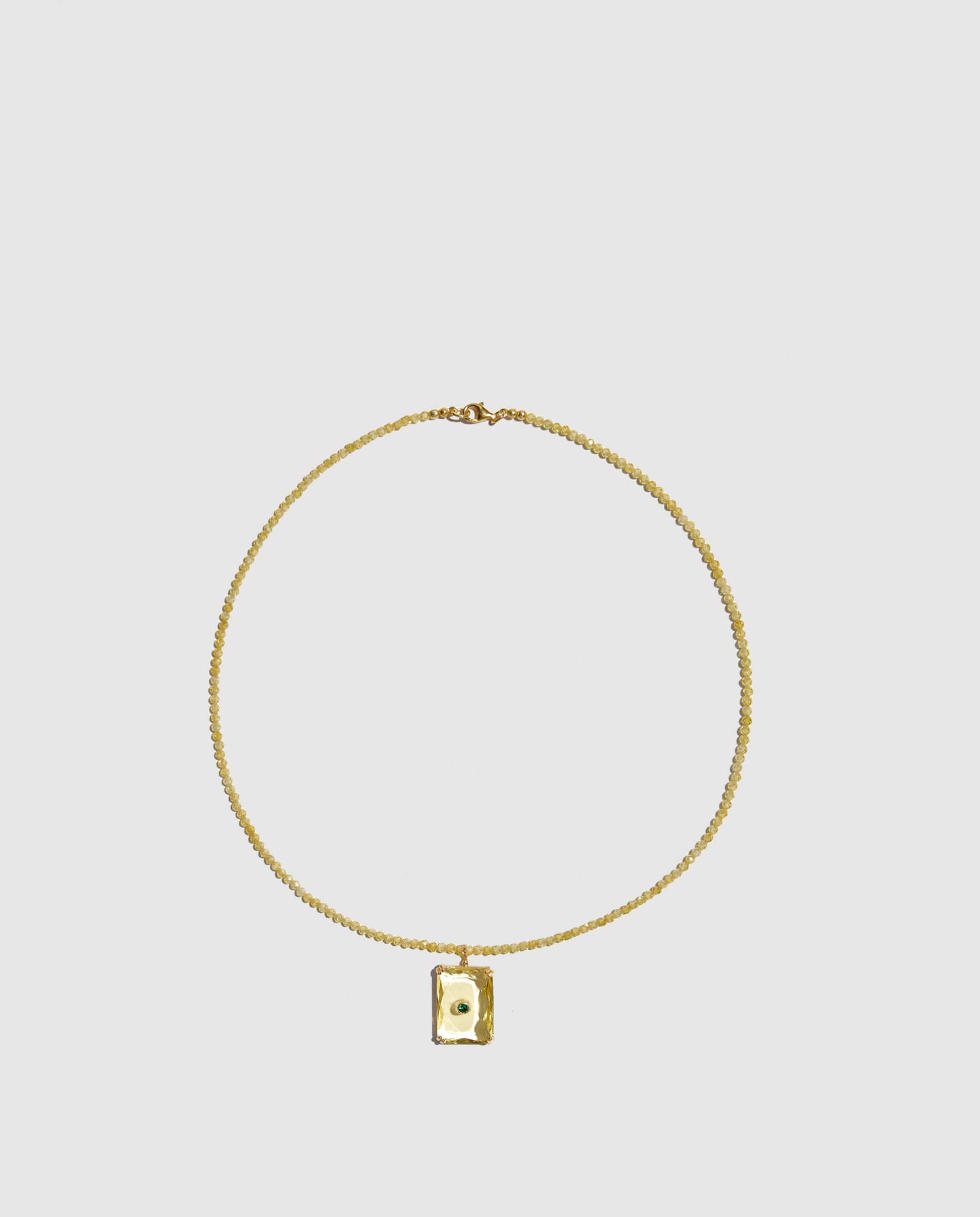 Colgante de cuarzo amarillo con collar de cristal. Hecho artesanalmente