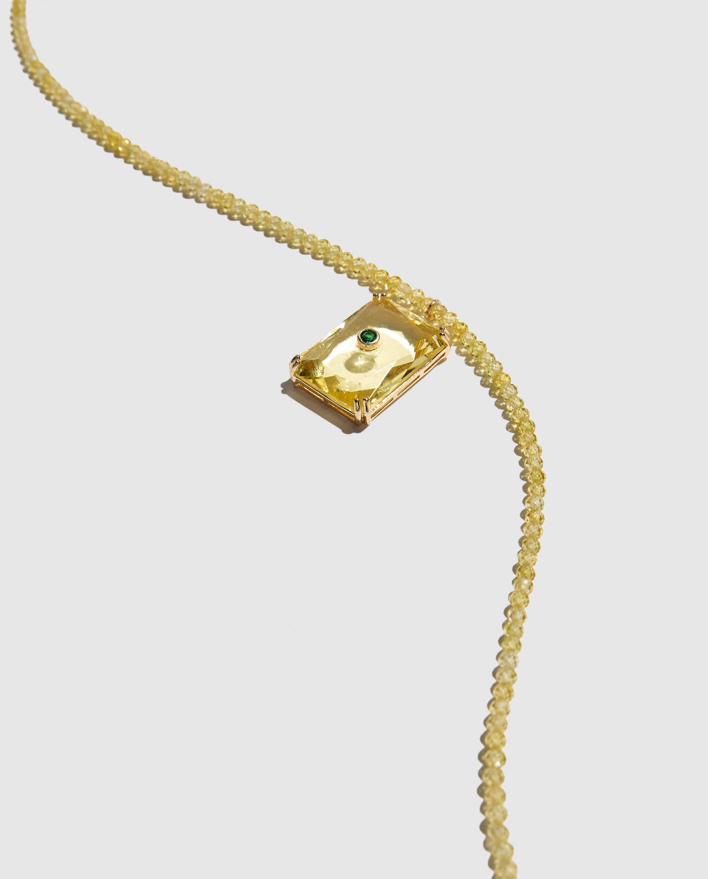 Colgante de cuarzo amarillo con collar de cristal. Hecho artesanalmente