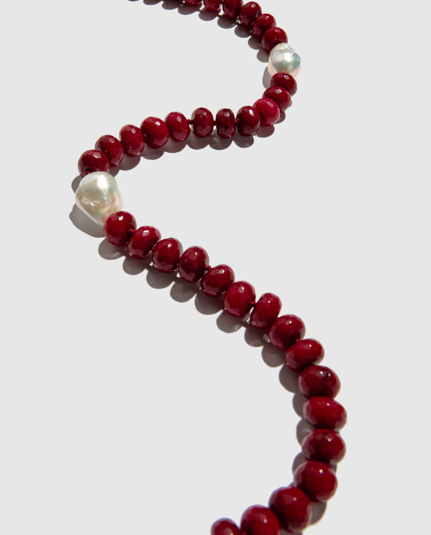 Collar de jade rojo  y perla madre. Hecho artesanalmente en talleres