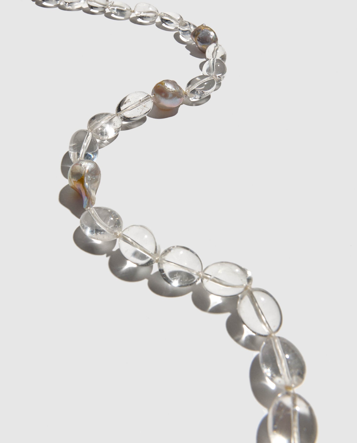 Collar largo de cuarzo y perla madre. Hecho artesanalmente en talleres