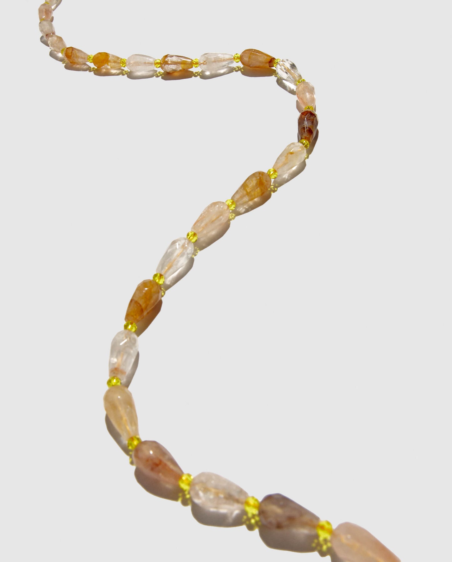 Colgante de cuarzo amarillo con collar de cristal. Hecho artesanalmente