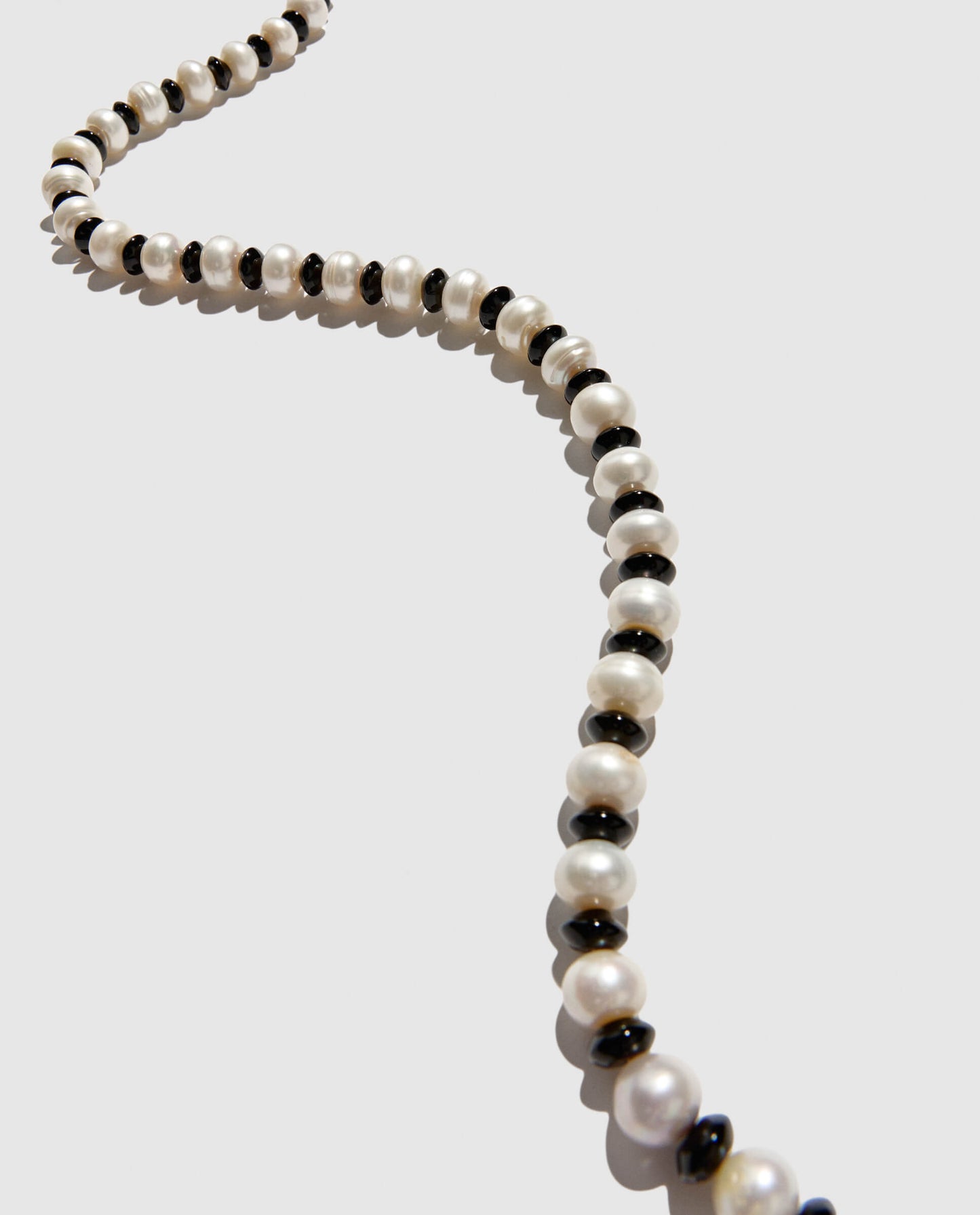 Collar de perlas y onix. Hecho artesanalmente en España.