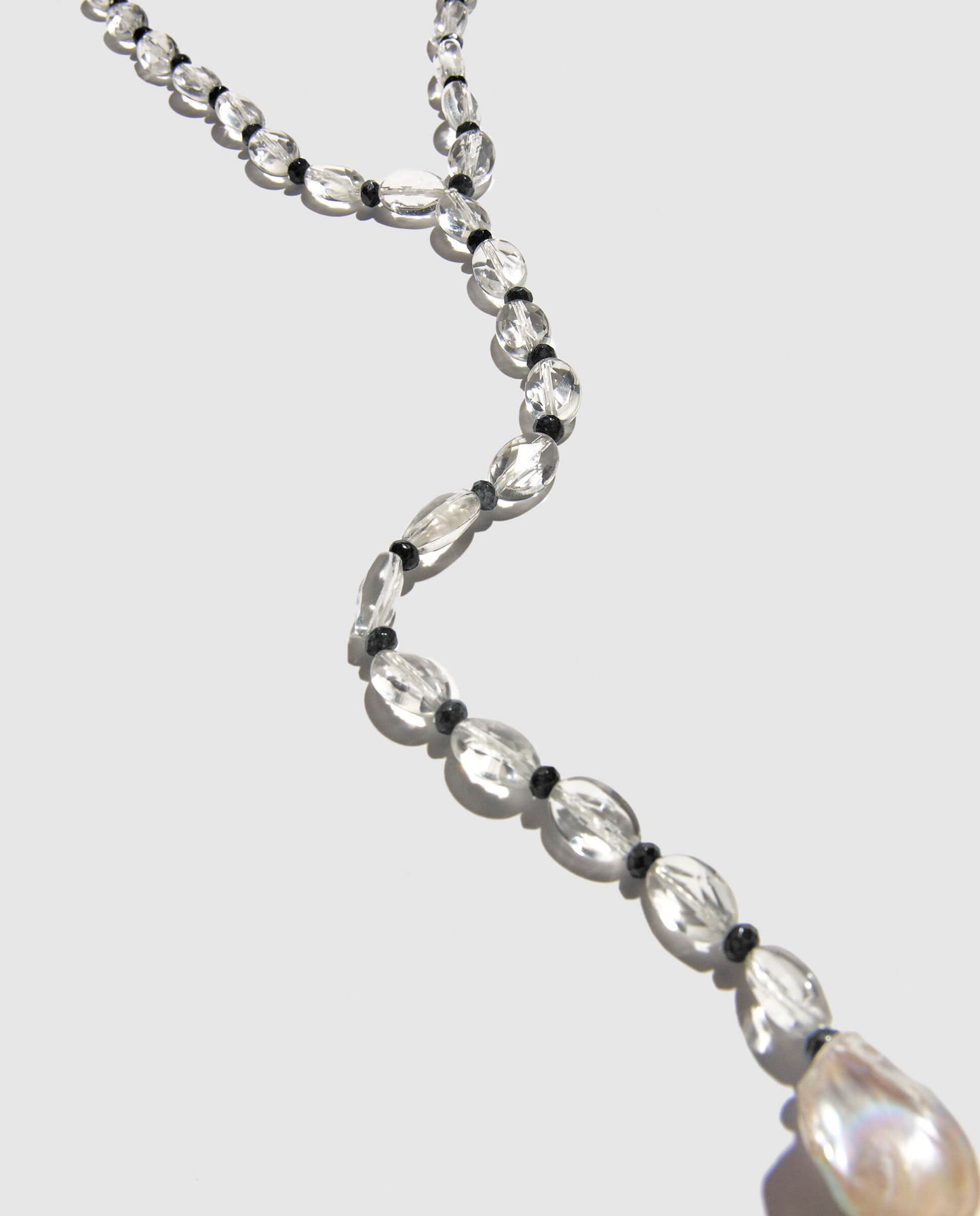 Collar largo de cuarzo y perla madre. Hecho artesanalmente en talleres
