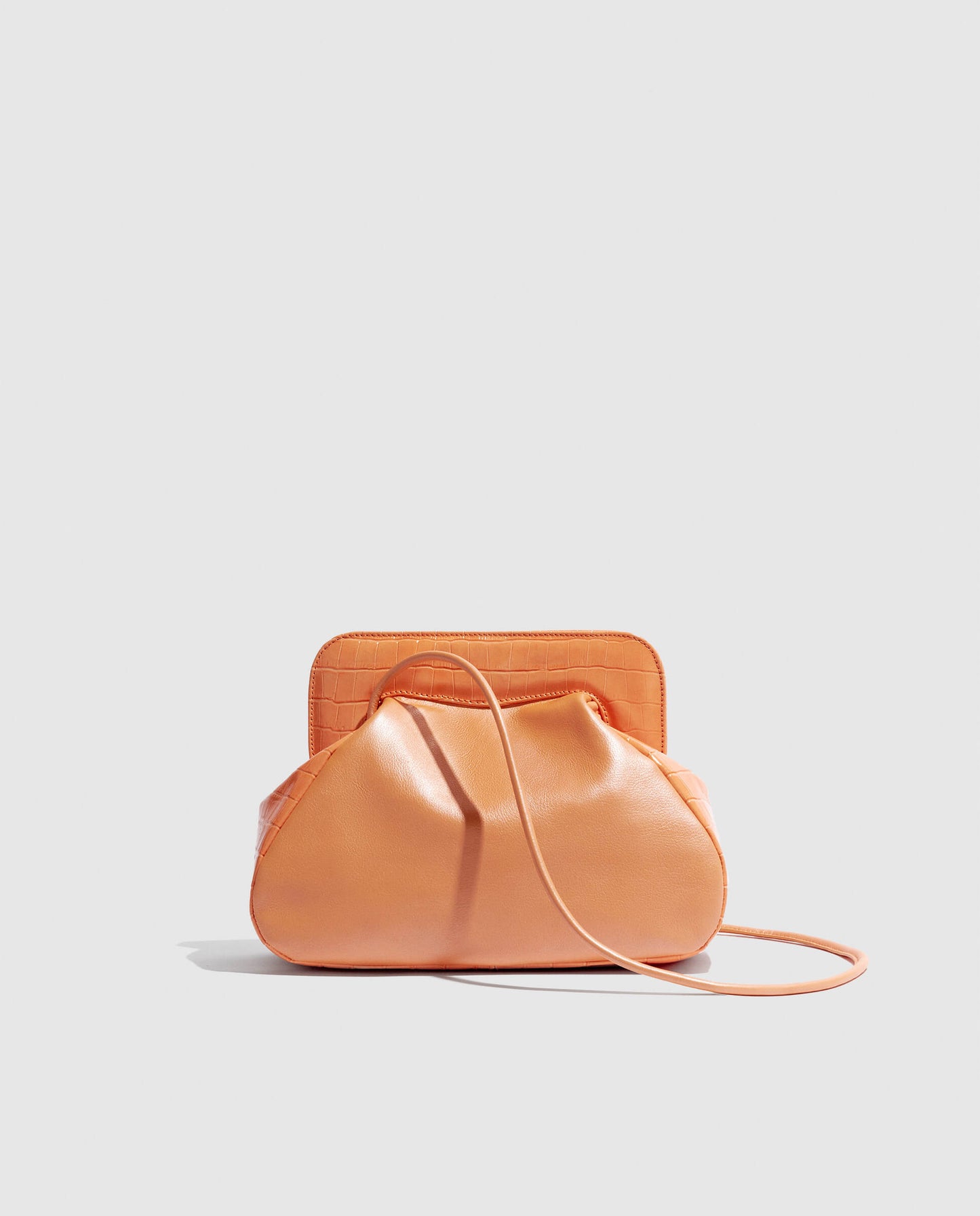 Bolso de hombro Phialebel fabricado en España en piel naranja.