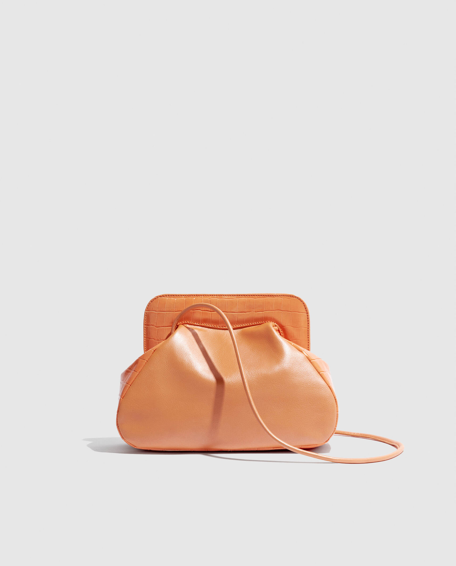 Bolso de hombro Phialebel fabricado en España en piel naranja.