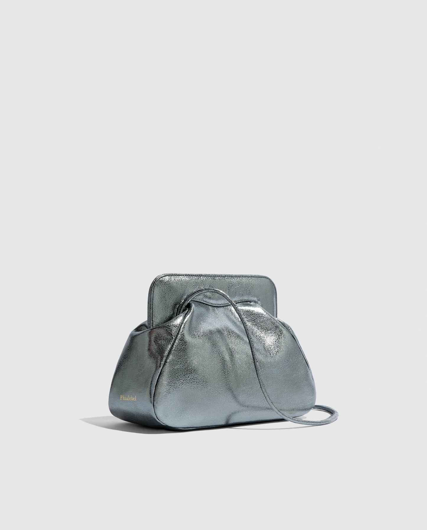 Bolso de hombro Phialebel fabricado en piel plata.
