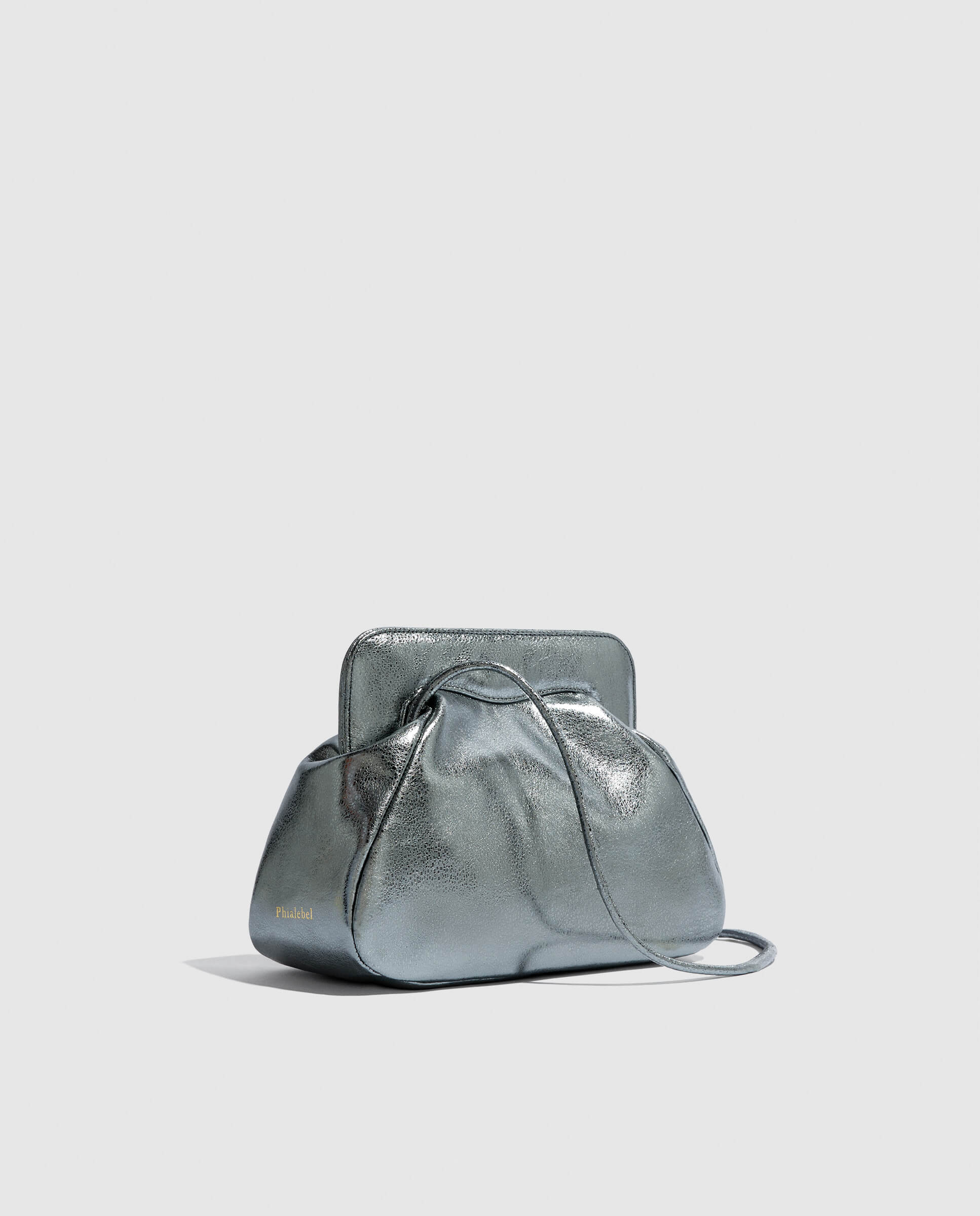 Bolso de hombro Phialebel fabricado en piel plata.