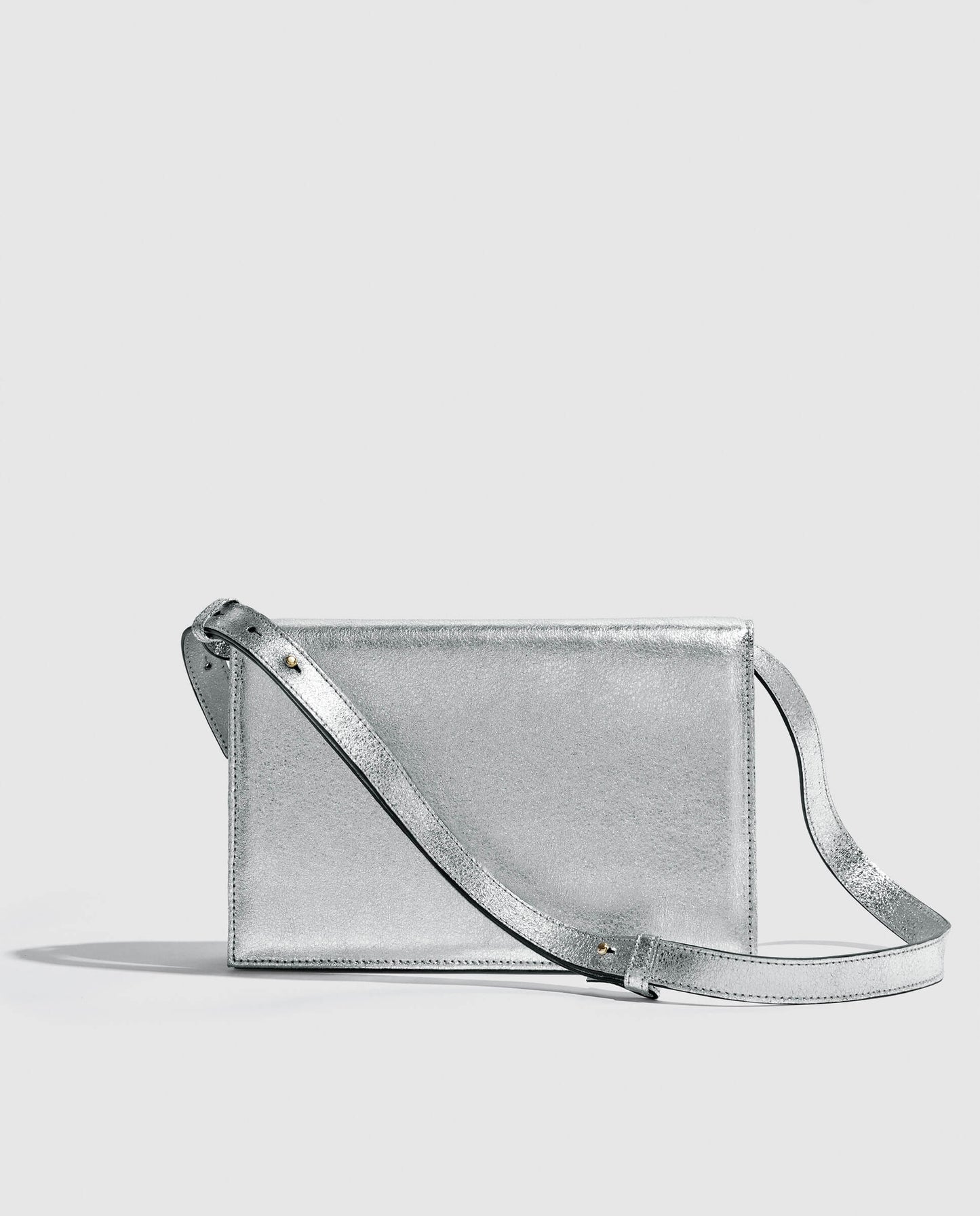 Cartera de mano Phialebel plateada. Hecho a mano en España