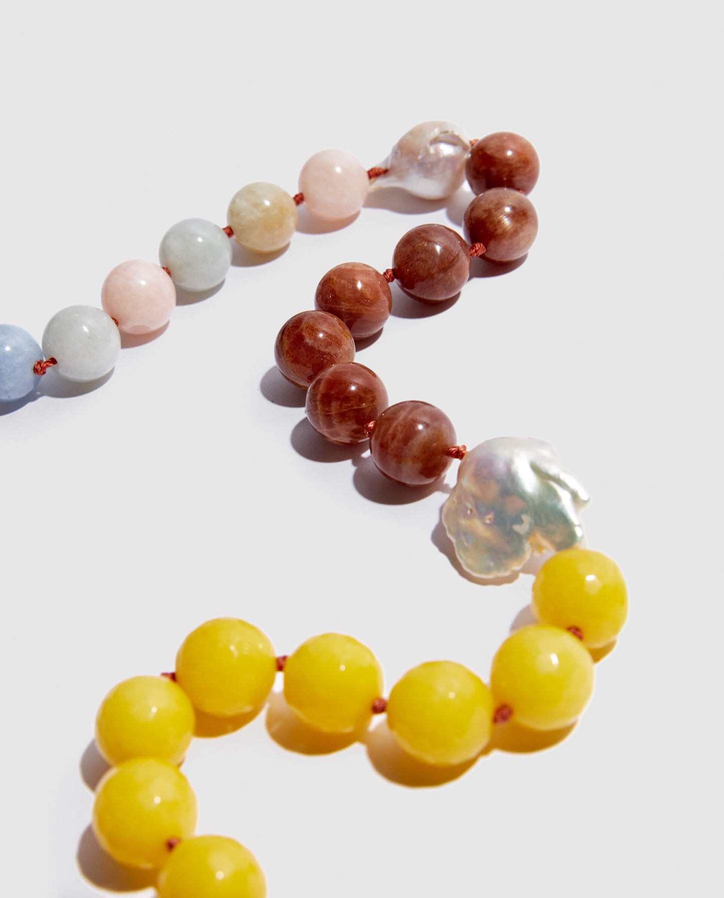 Collar en piedras naturales amarillas y camel combinado con perlas madre.