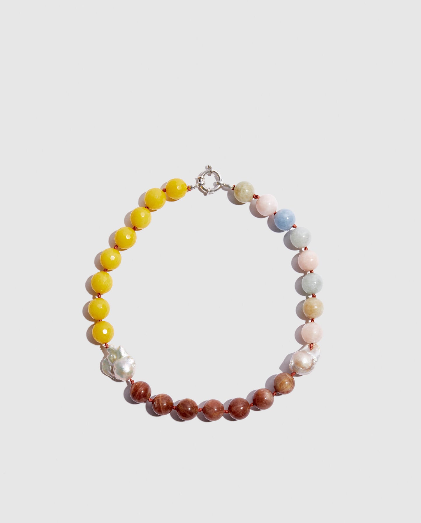 Collar en piedras naturales amarillas y camel combinado con perlas madre.