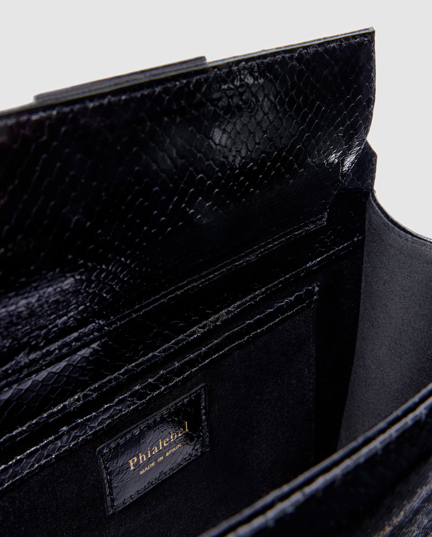 Bolsos de mano  Phialebel con  piel efecto pitón negra. hecho en España