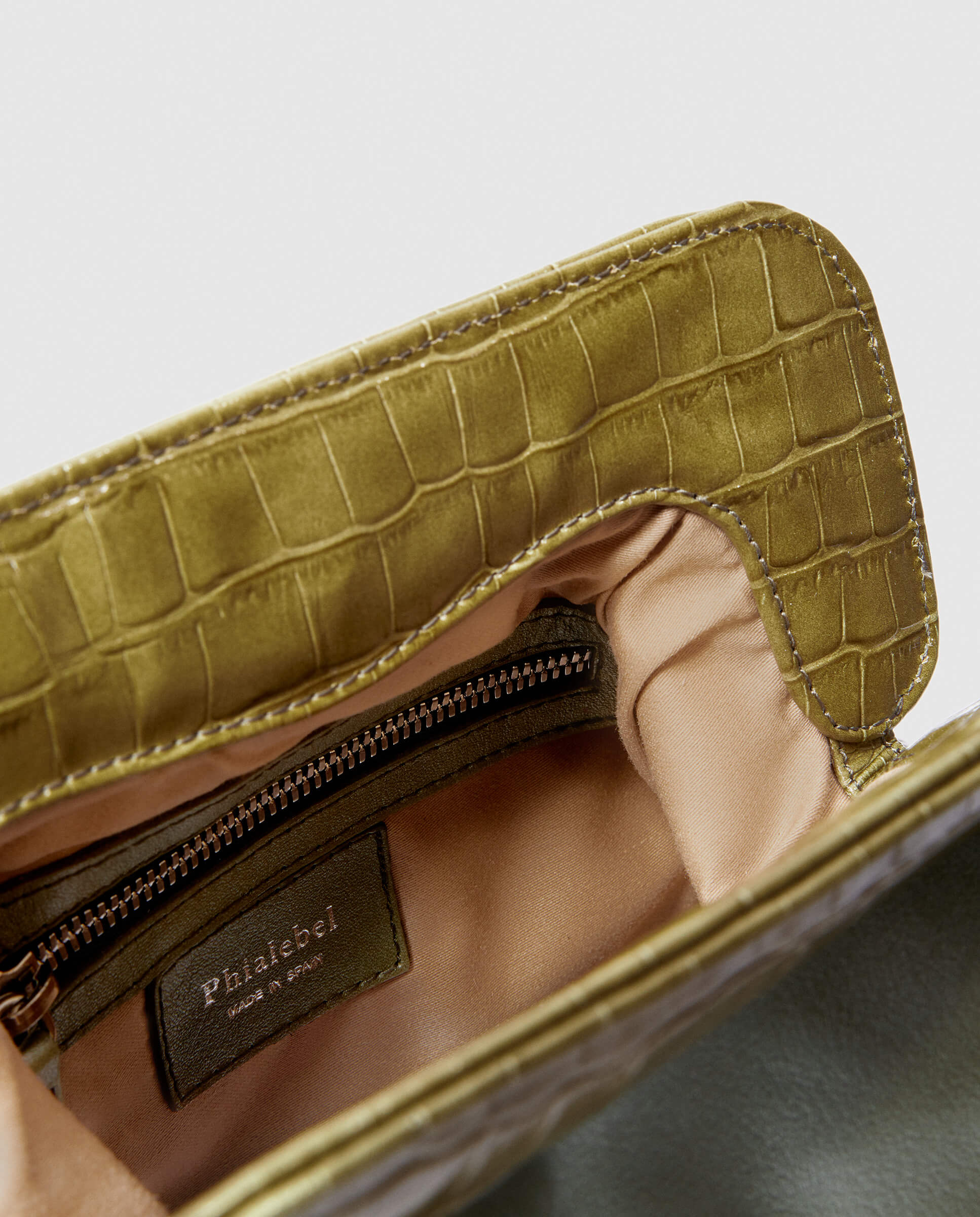Bolso de hombro Phialebel fabricado en España en piel verde oliva.