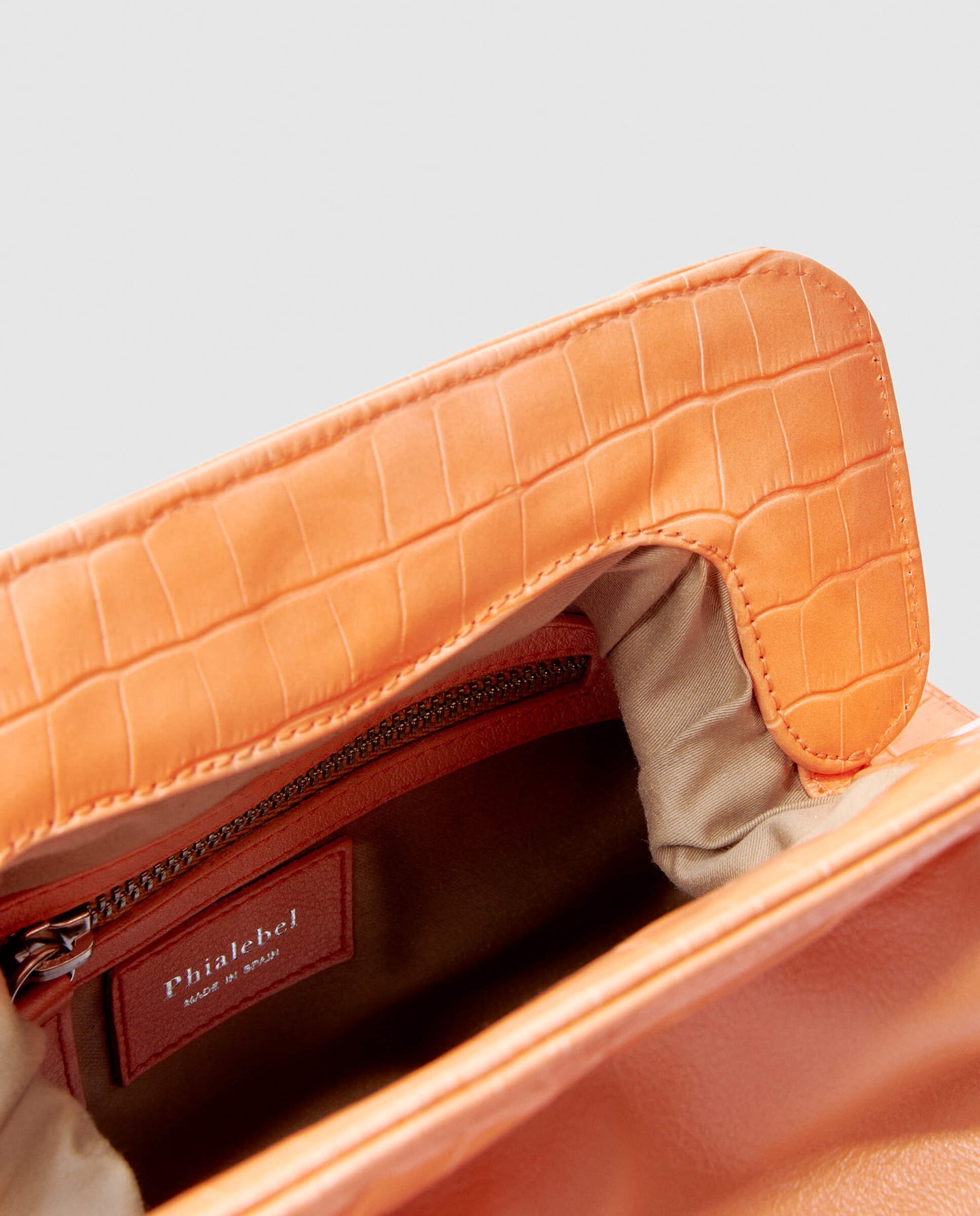 Bolso de hombro Phialebel fabricado en España en piel naranja.