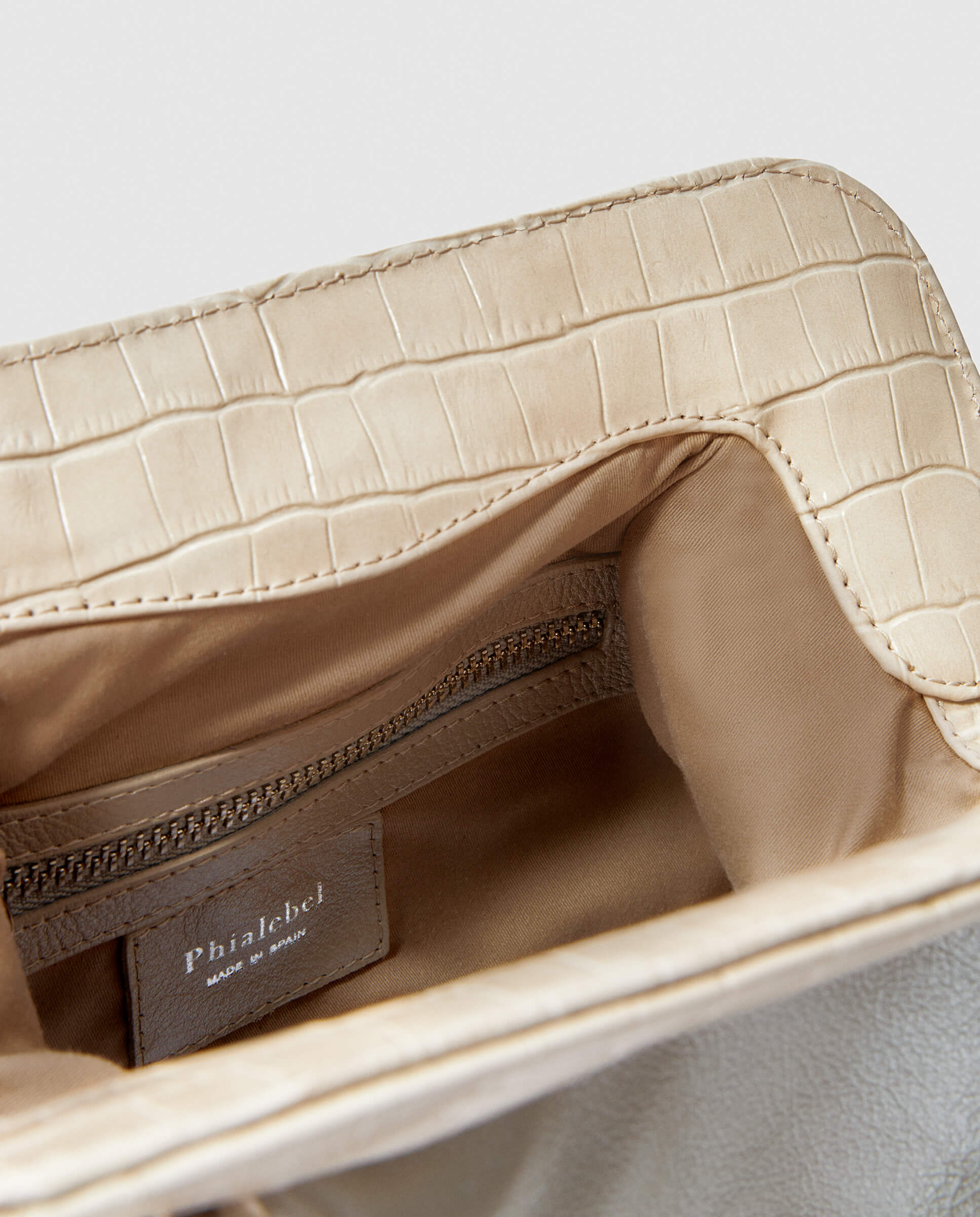 Bolso de hombro Phialebel fabricado en España en piel beige.