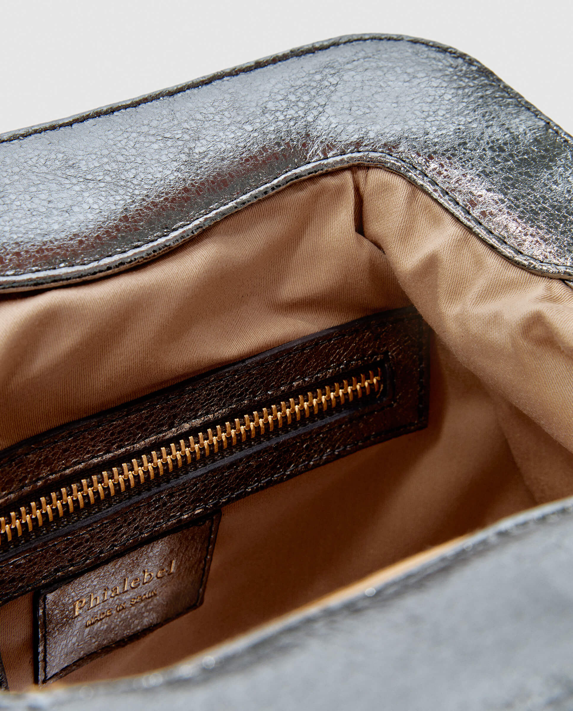 Bolso de hombro Phialebel fabricado en piel plata.