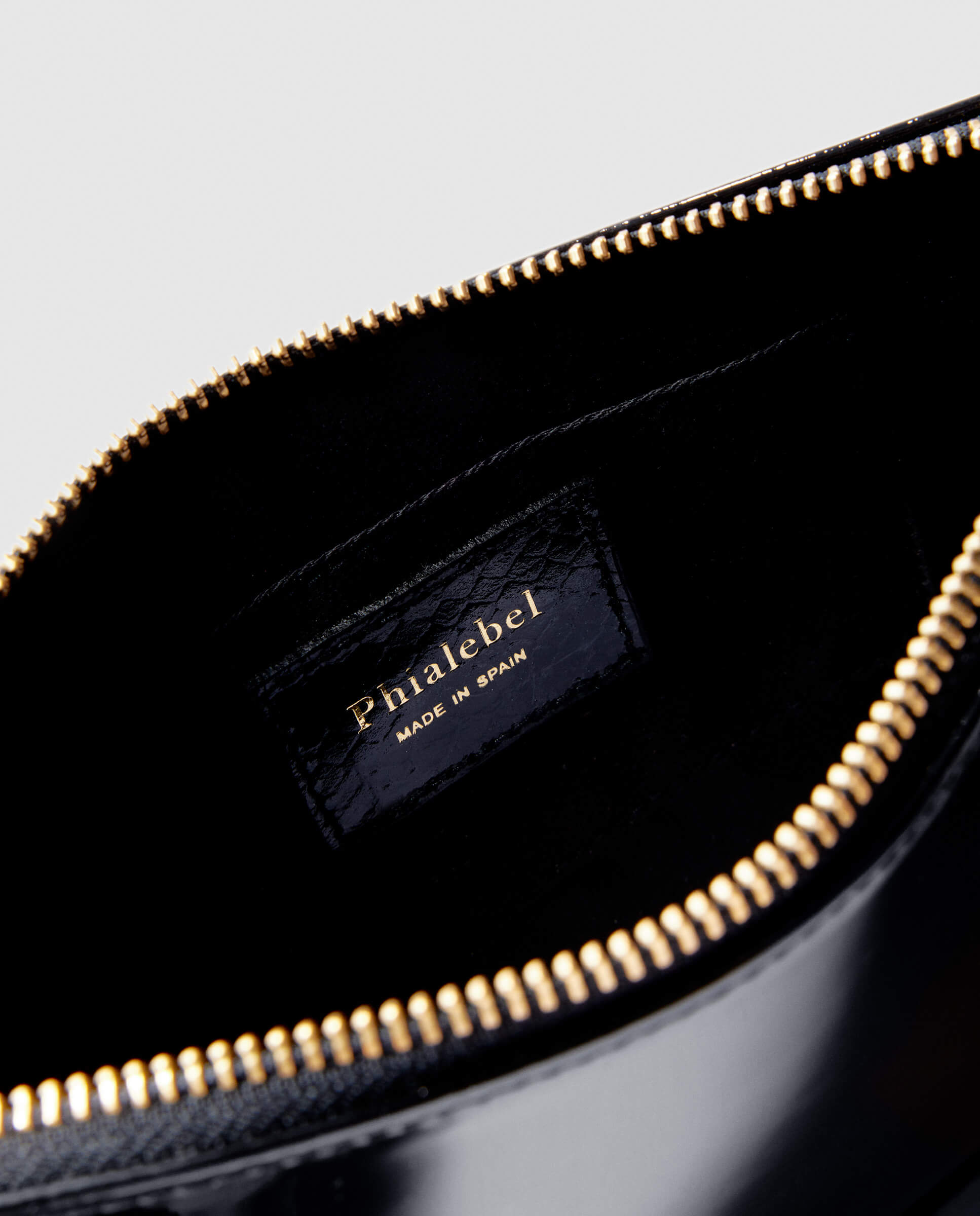Cartera de charol negra Phialebel
