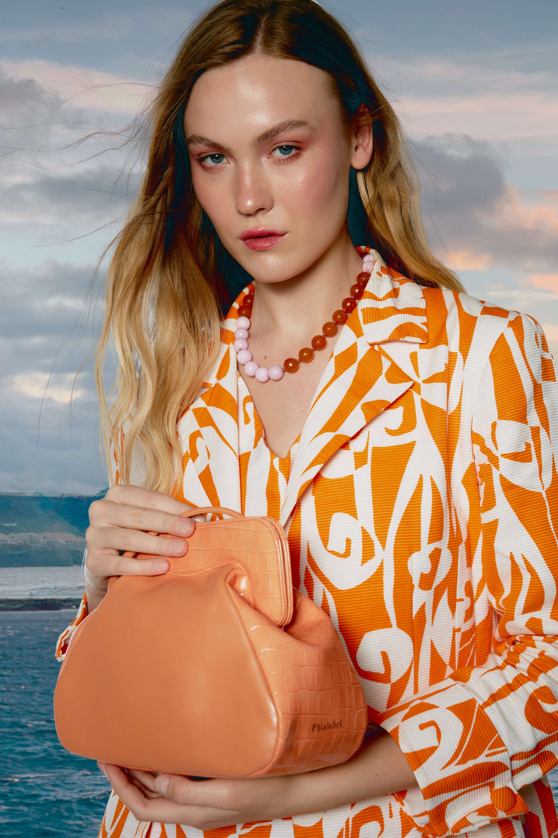 Bolso de hombro Phialebel fabricado en España en piel naranja.