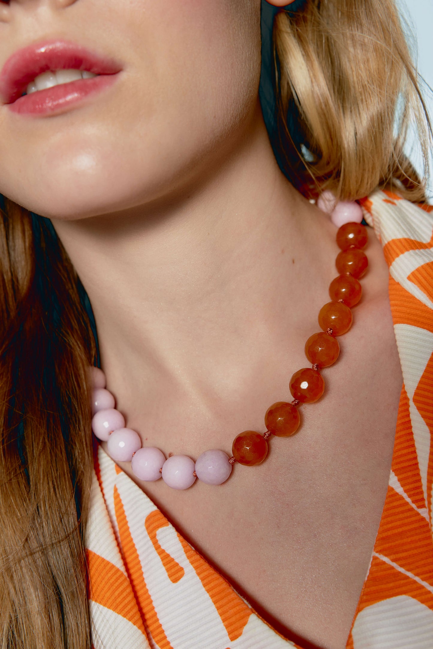 Collar en piedras naturales naranja y rosa