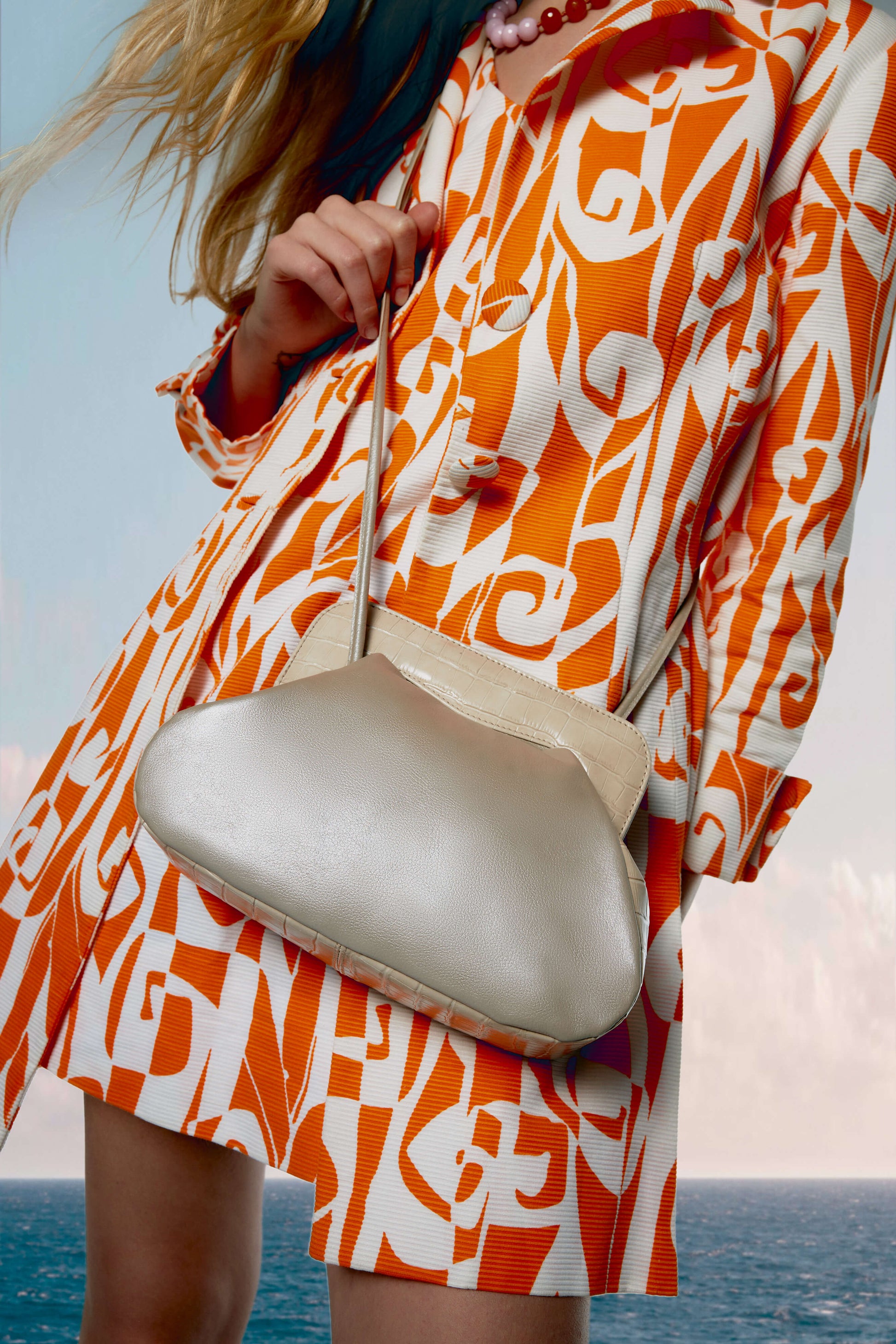Bolso de hombro Phialebel fabricado en España en piel beige.