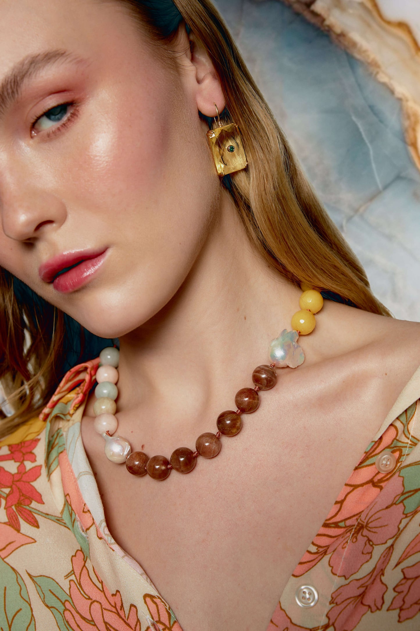 Collar en piedras naturales amarillas y camel combinado con perlas madre.