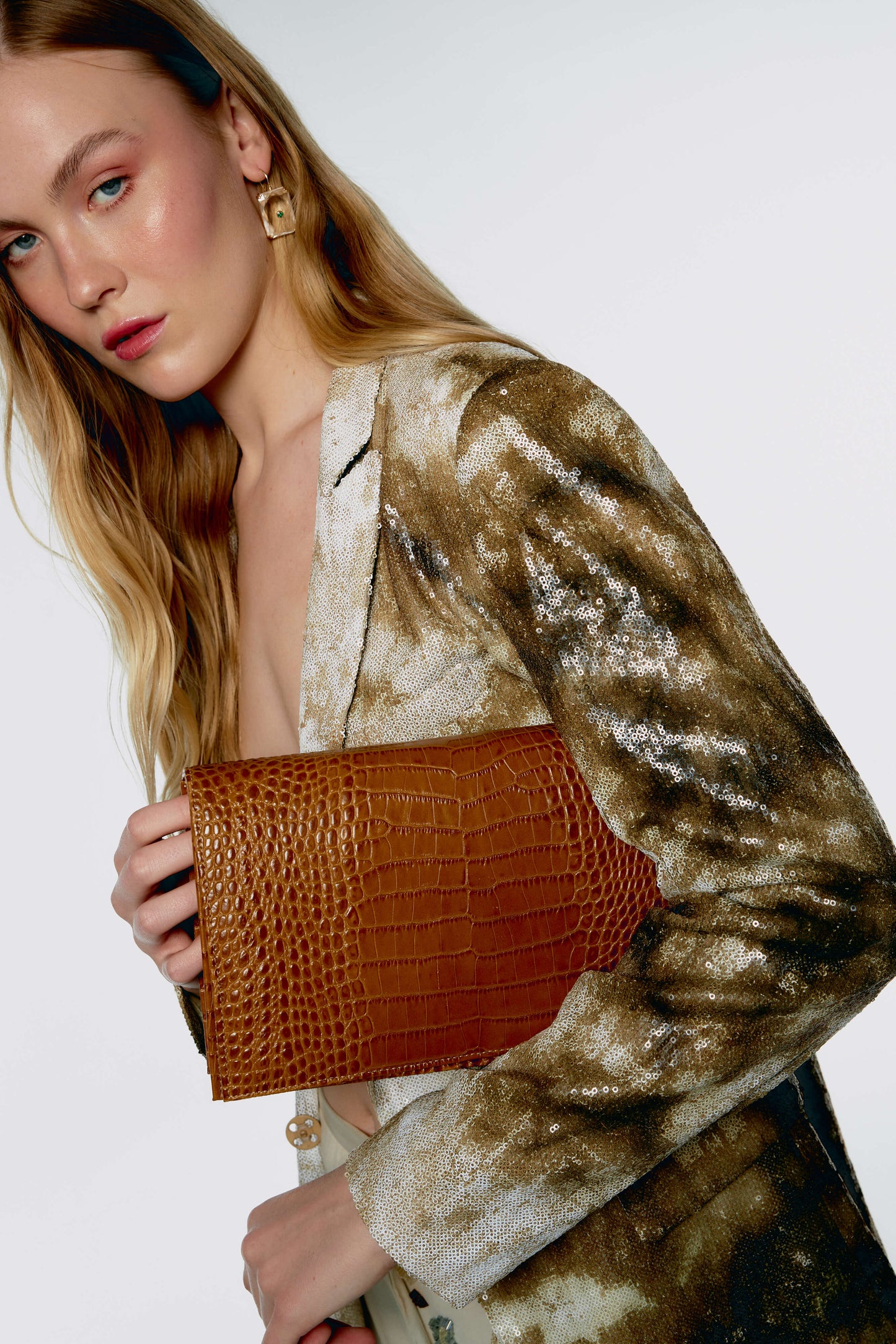 Cartera de hombro Phialebel en piel con efecto coco camel. Hecho artesanalmente en España