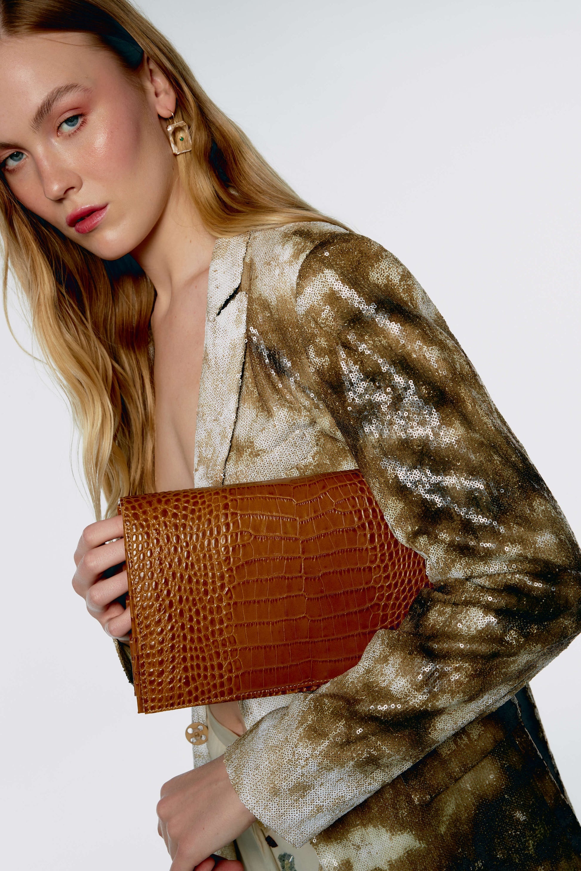 Cartera de hombro Phialebel en piel con efecto coco camel. Hecho artesanalmente en España