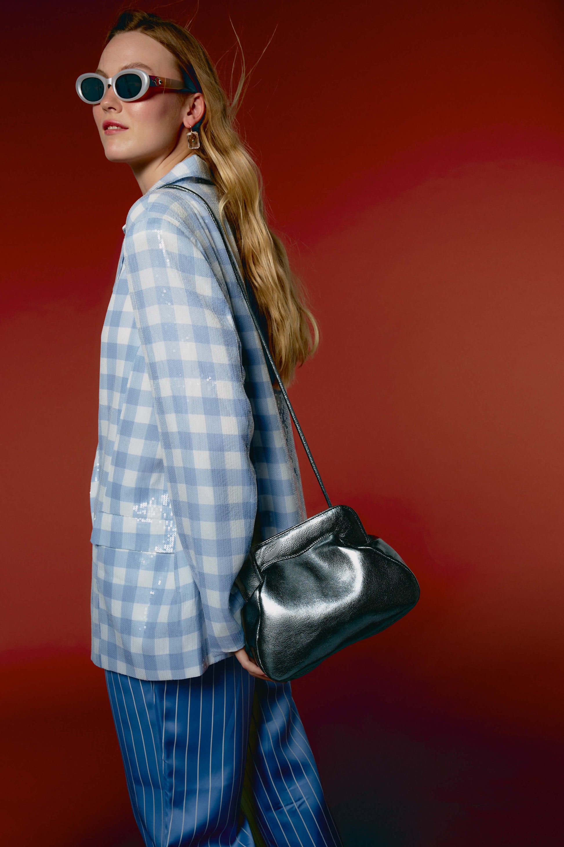 Bolso de hombro Phialebel fabricado en piel plata.