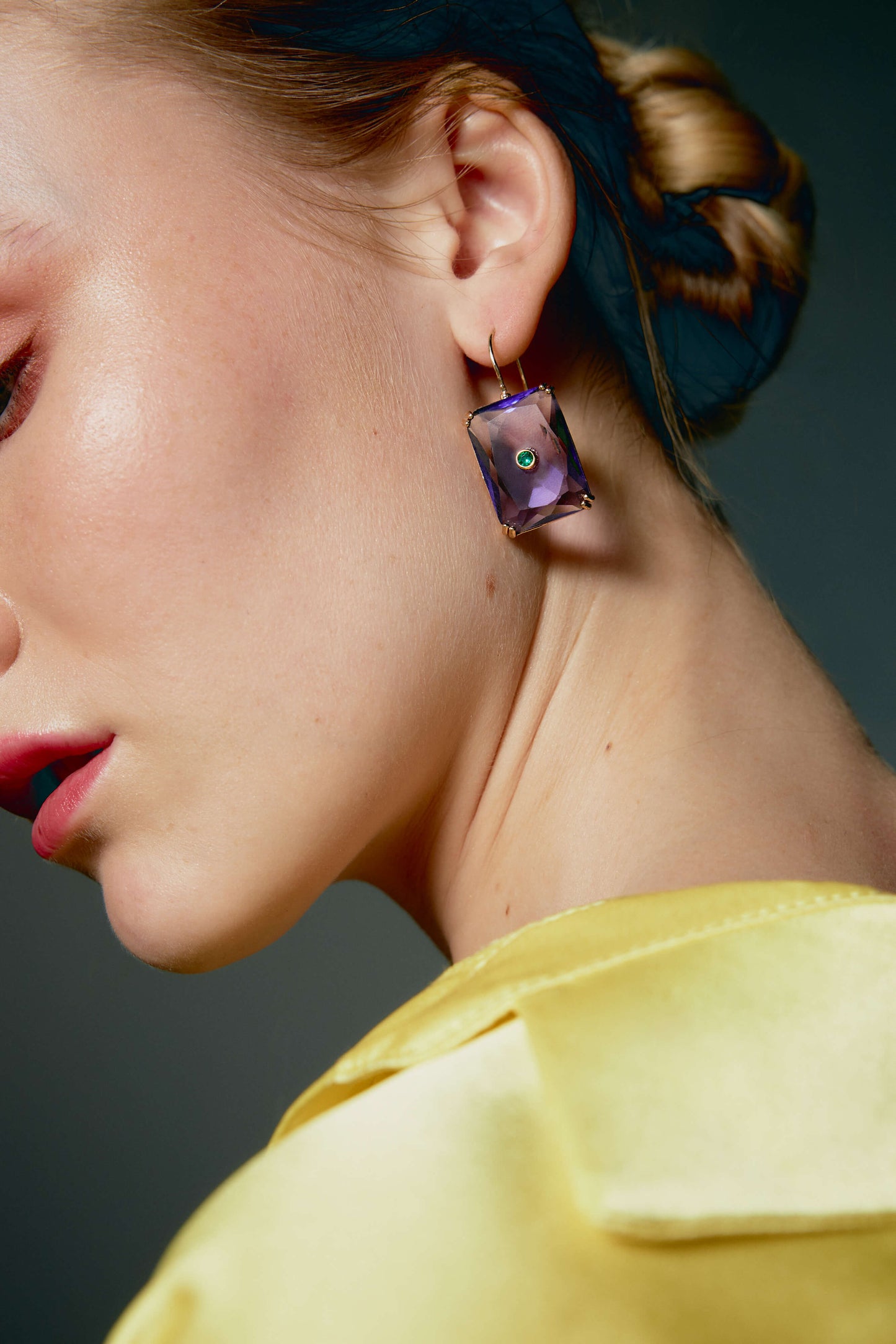 Pendientes colgantes de cristal malva con piedra verde