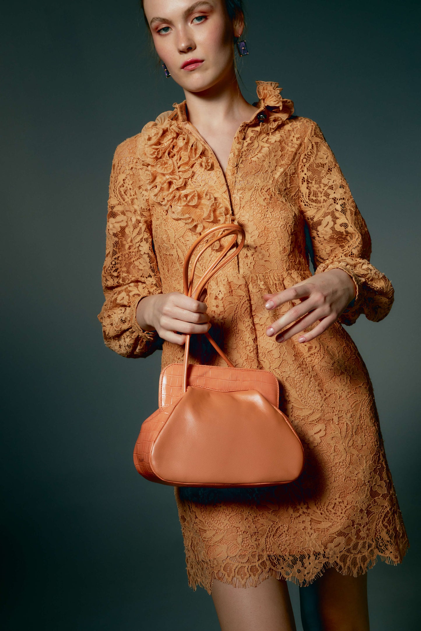 Bolso de hombro Phialebel fabricado en España en piel naranja.