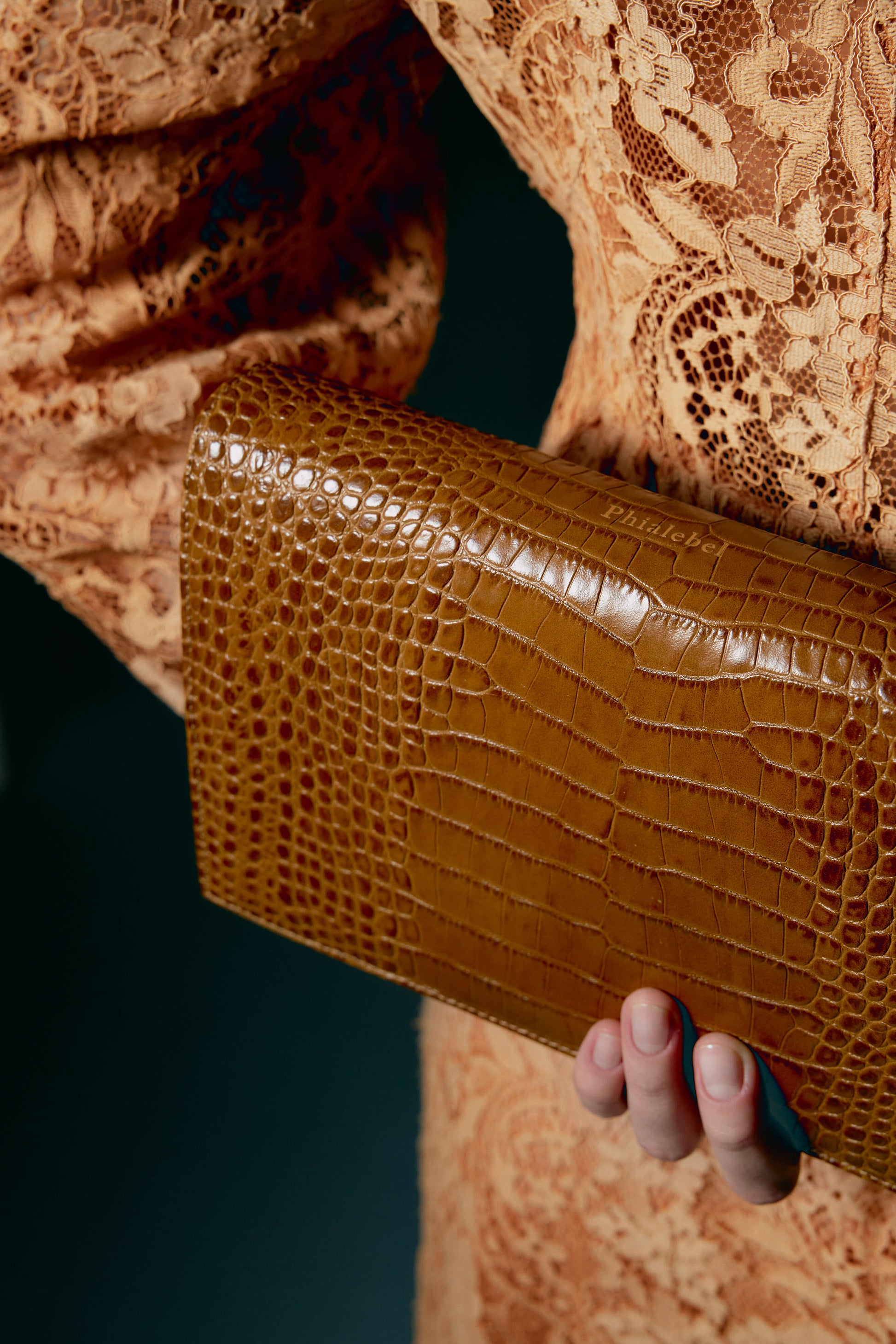 Cartera de hombro Phialebel en piel con efecto coco camel. Hecho artesanalmente en España