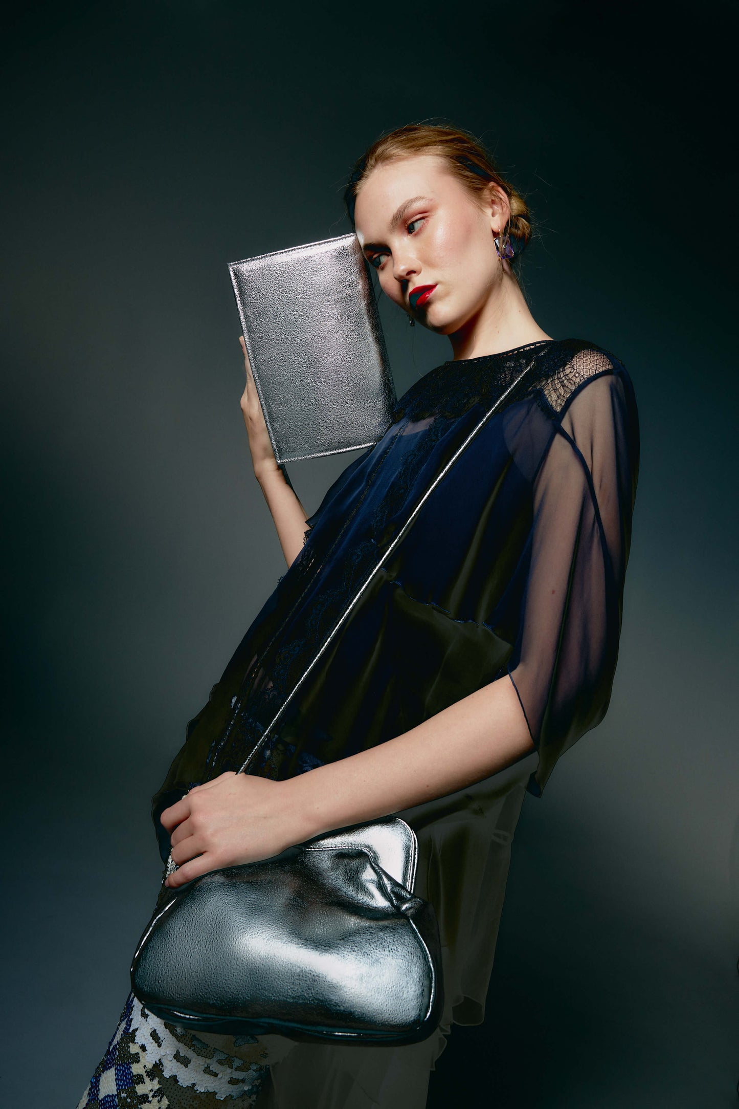 Bolso de hombro Phialebel fabricado en piel plata.