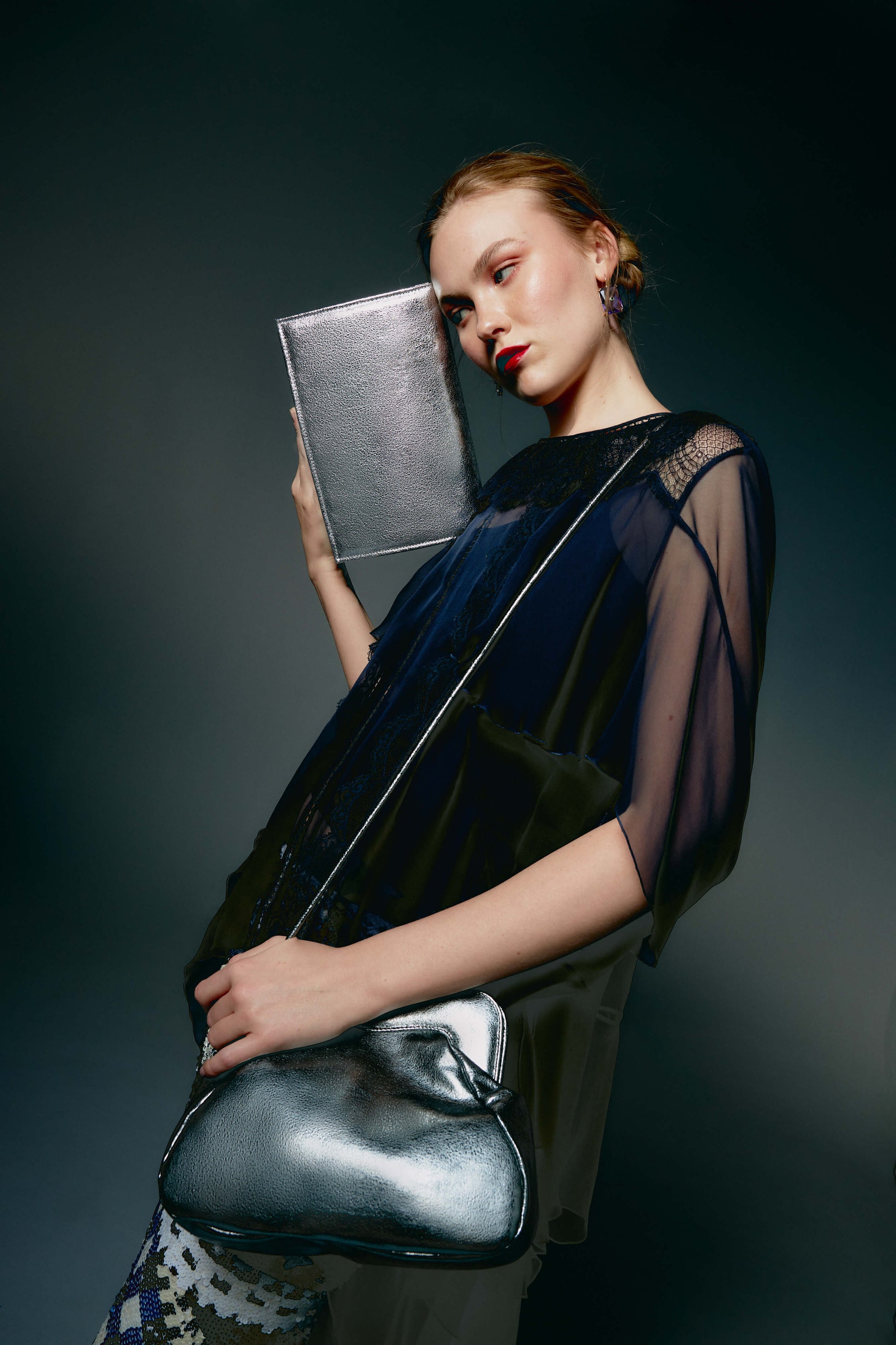 Bolso de hombro Phialebel fabricado en piel plata.