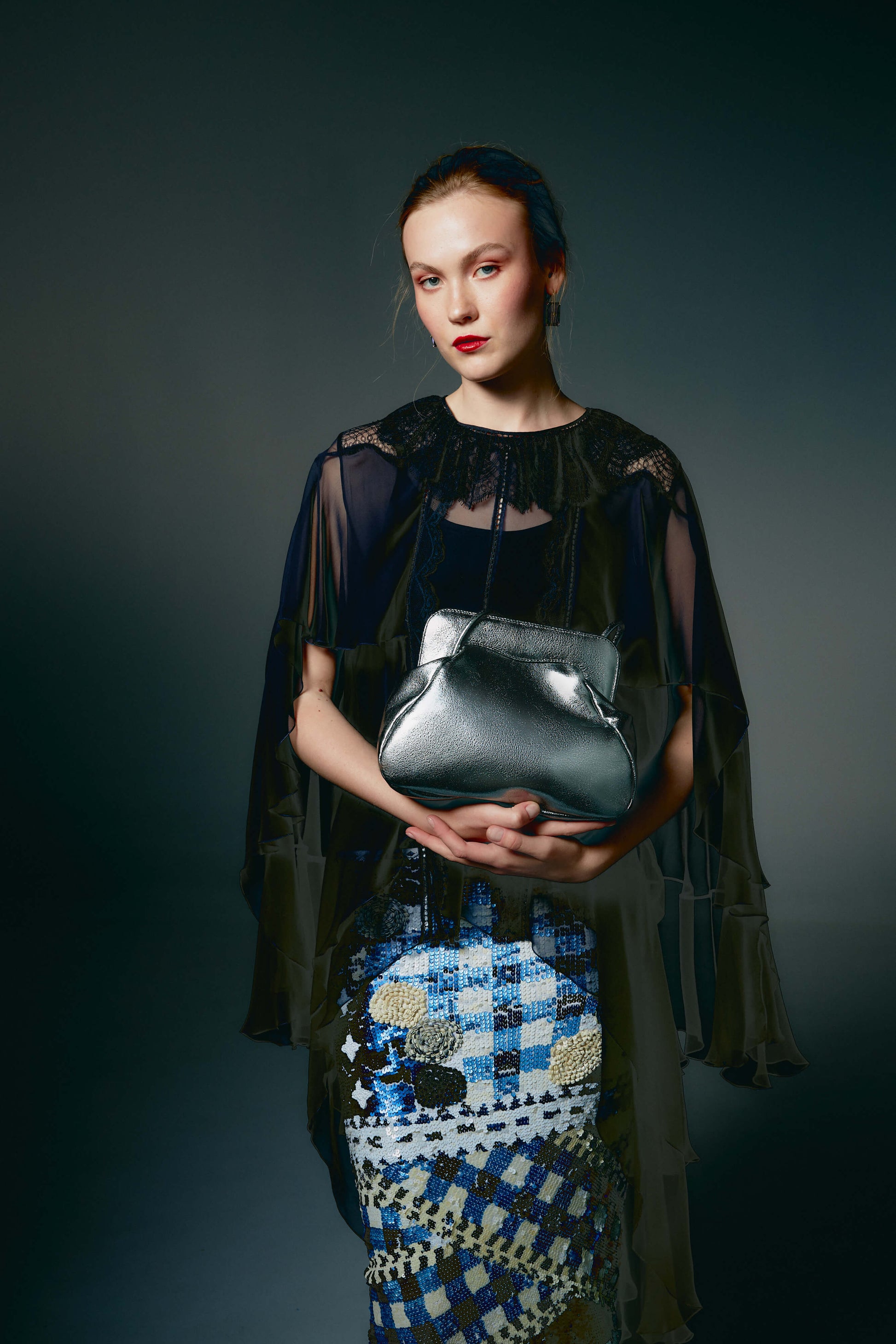 Bolso de hombro Phialebel fabricado en piel plata.