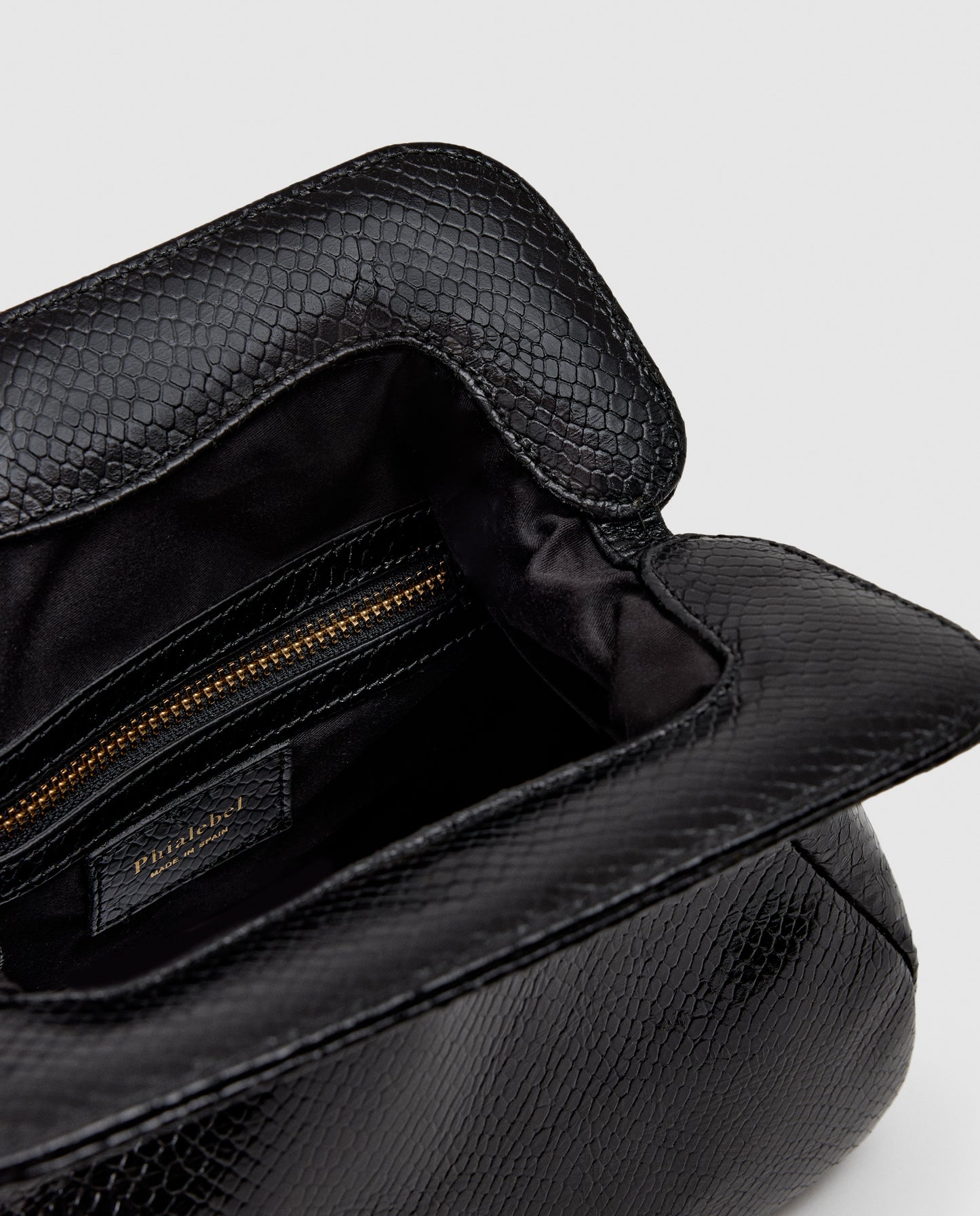 Shoulder bag in black leather with snake-effect finish