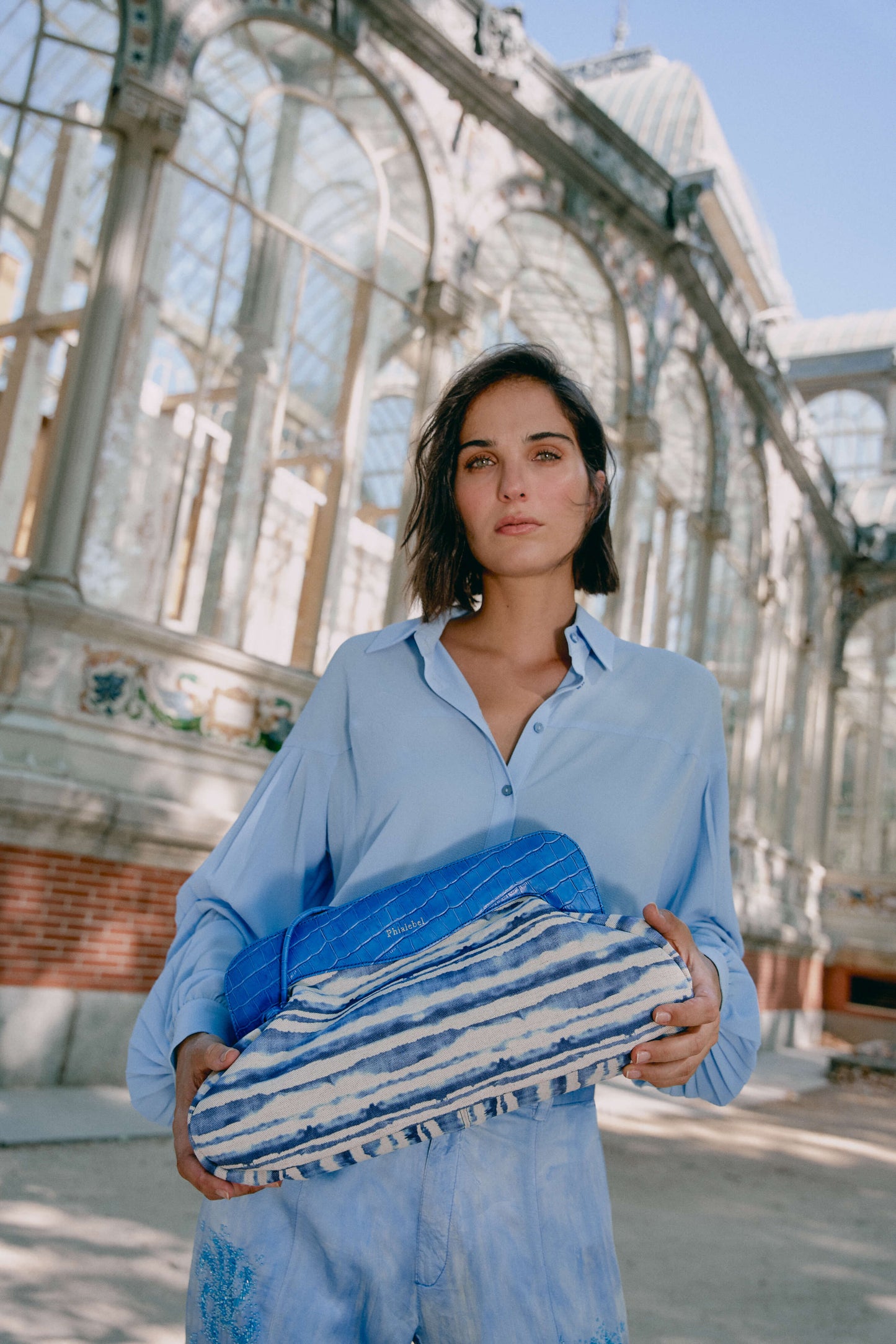 Bolso tie dye azul de Phialebel. Hecho en España