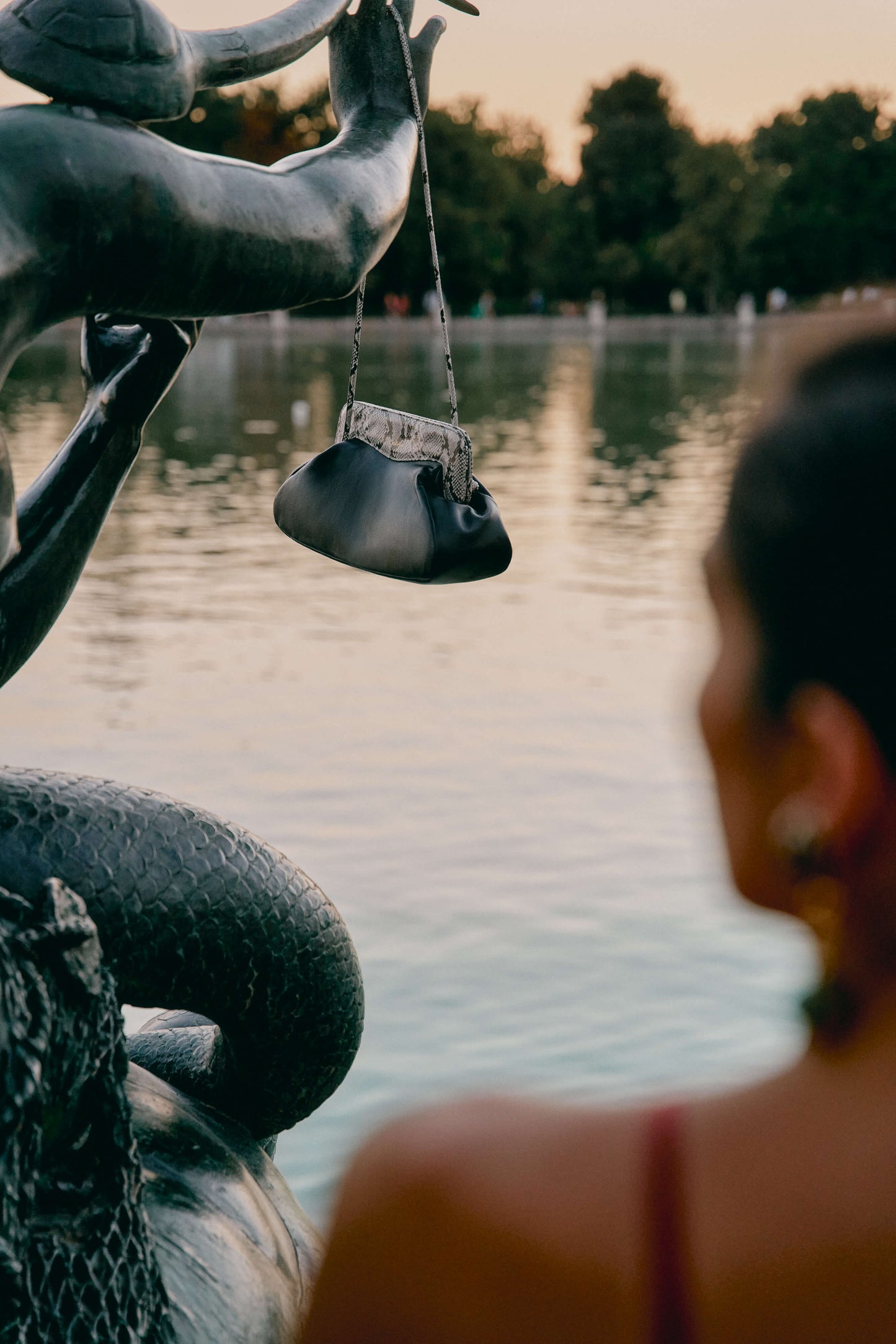 Bolso de piel negro Phialebel con boquilla de serpiente natural