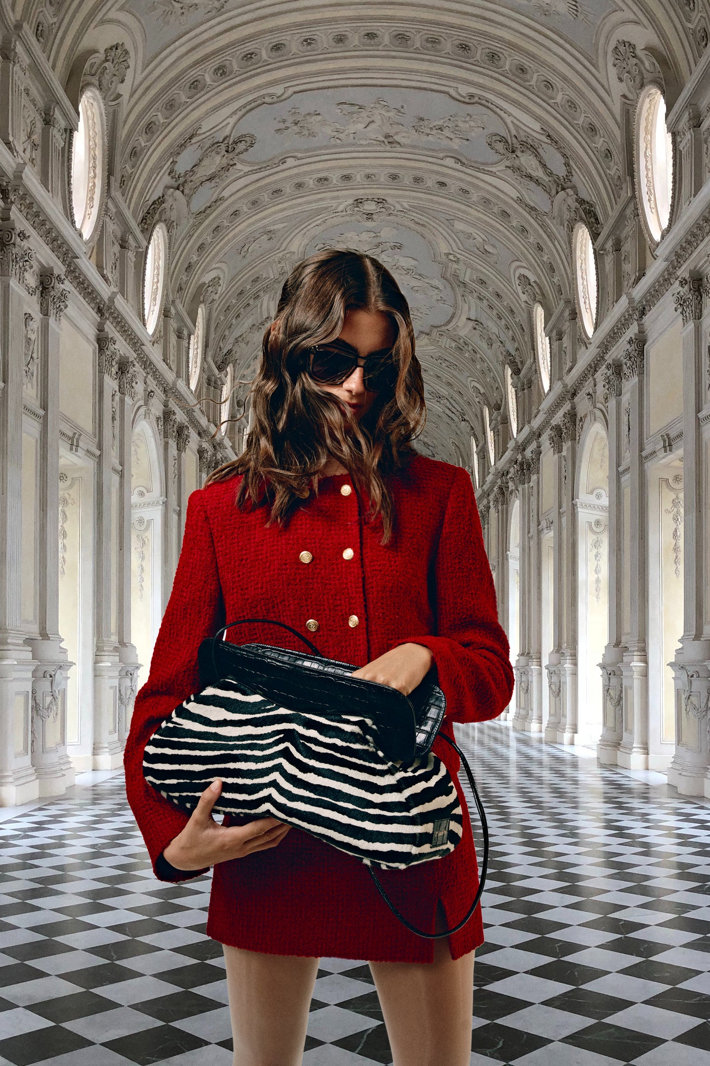 Bolso de hombro estampado cebra con solapa negra