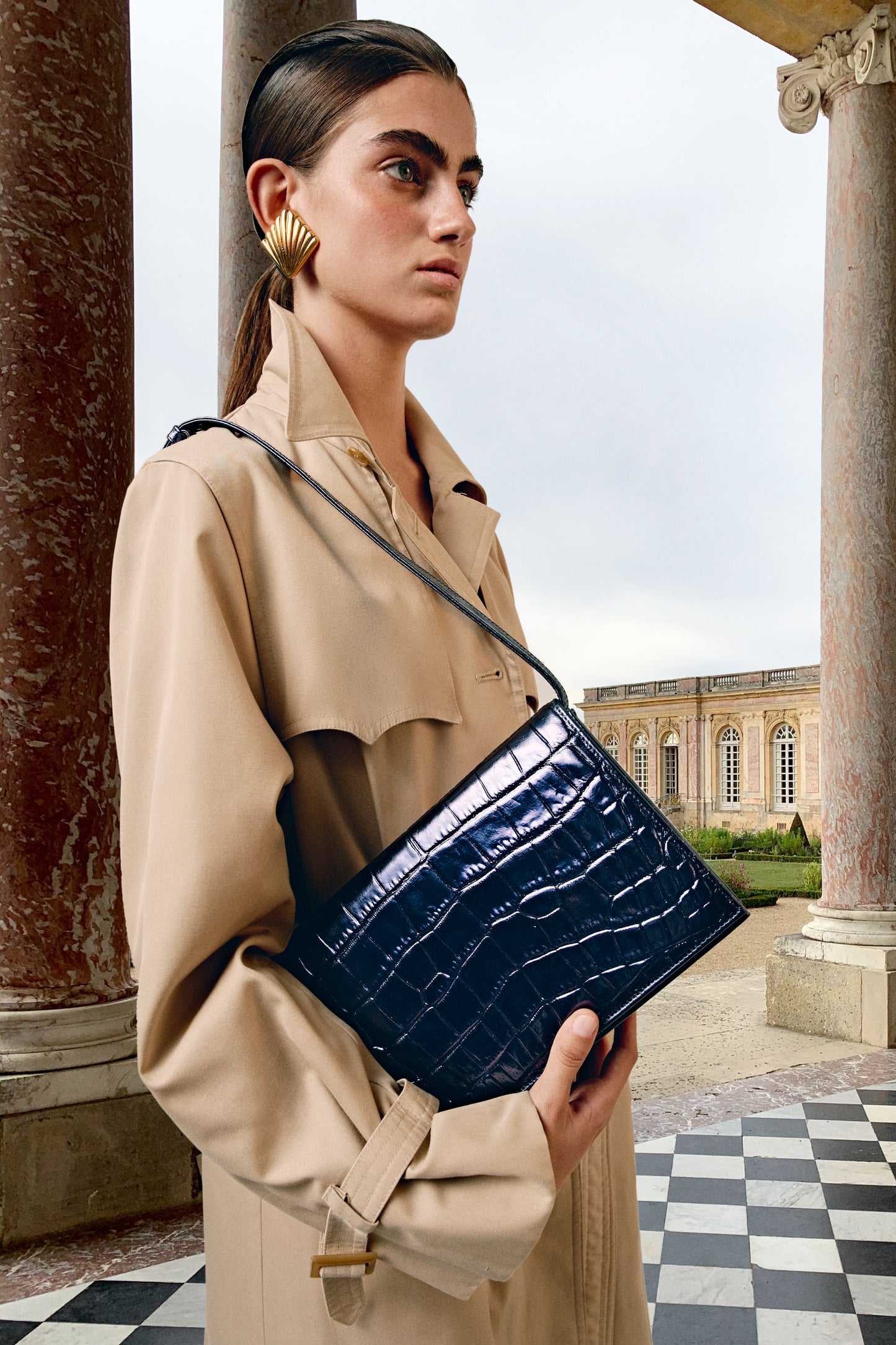 Chica con bolso azul marino efecto cocodrilo
