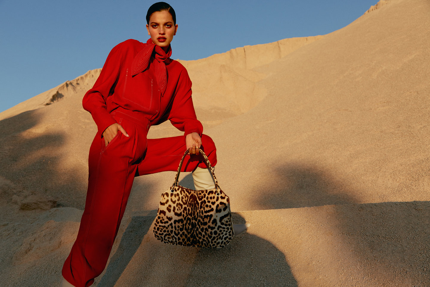 Mujer con un bolso de hombro en estampado leopardo natural