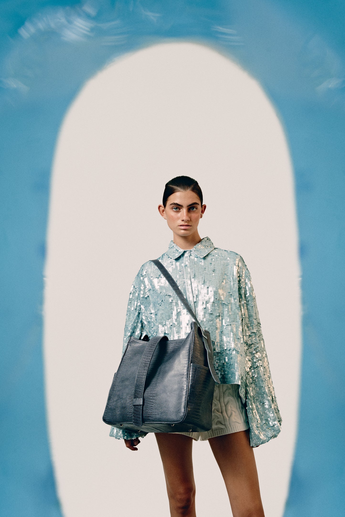 Chica con un bolso shopper grande gris lizard effect