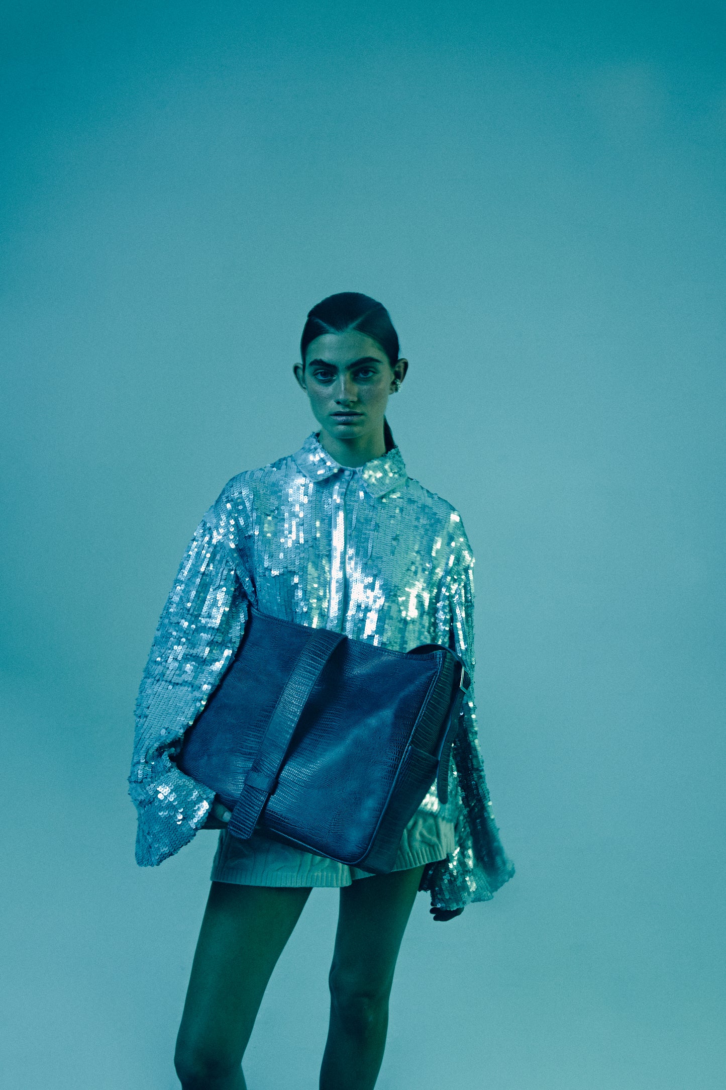Chica de azul con un bolso shopper lizard gris