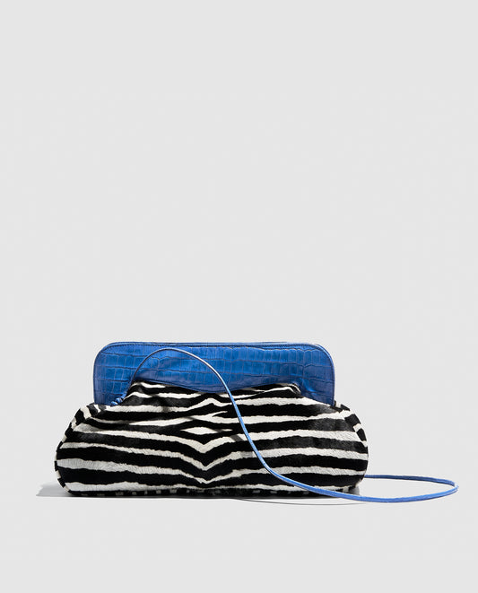 Bolso de hombro estampado cebra con solapa azul