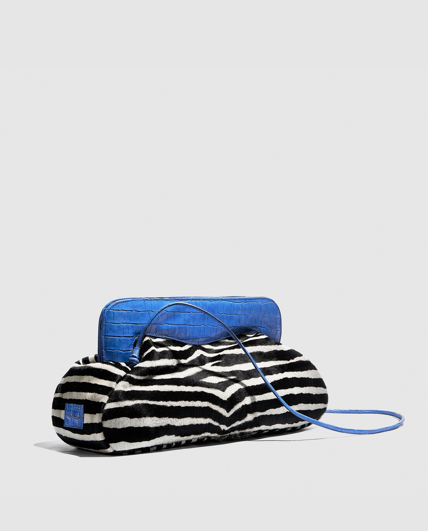 Bolso de hombro estampado cebra con solapa azul